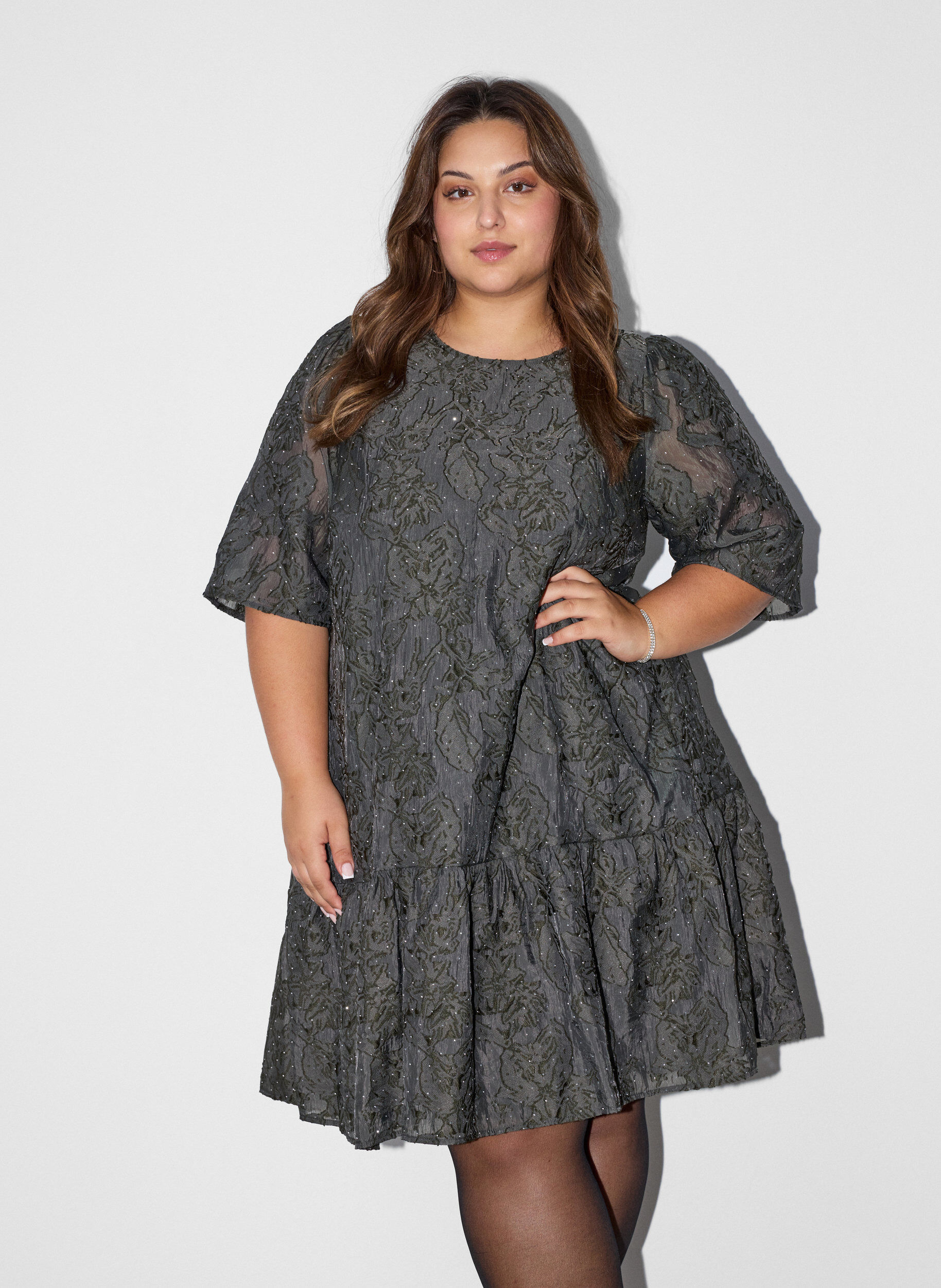 ZizziRobe jacquard avec des d&eacute;tails scintillants et des manches bouffantes, Vert, Model image number 0