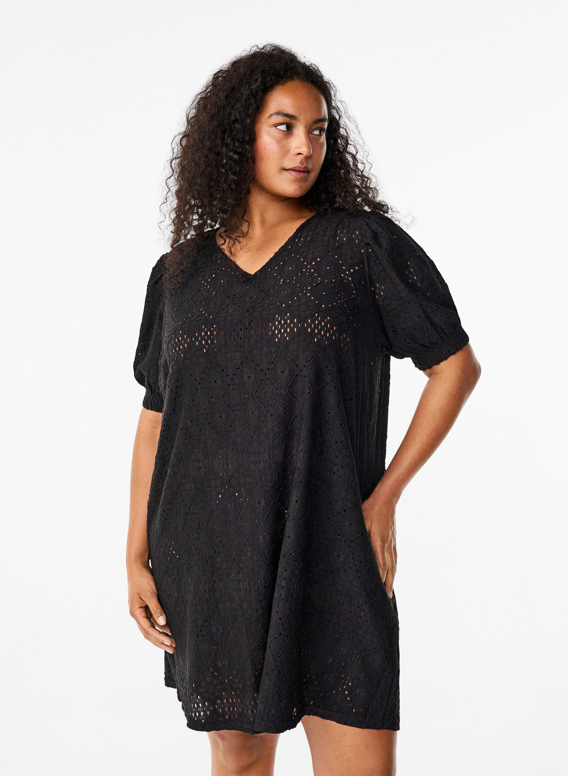 Zizzi Robe courte avec col en&nbsp;V et motifs &agrave; trous, Black, Model image number 0