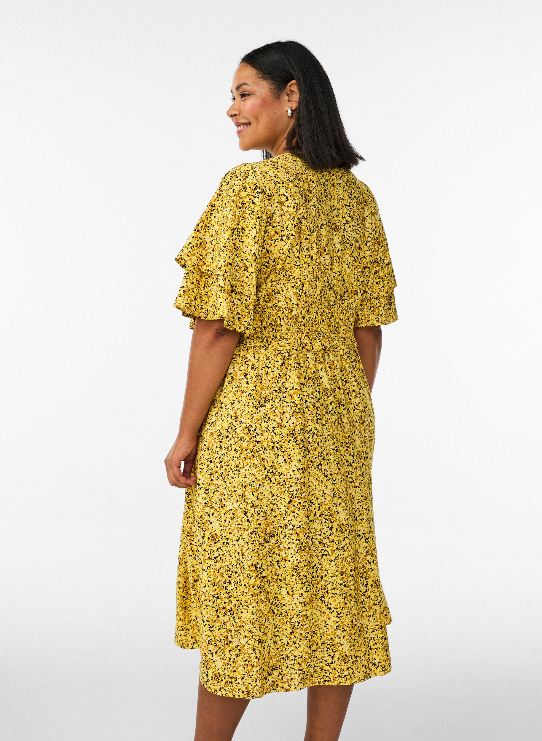Zizzi Robe midi smock&eacute;e avec manches &agrave; volants, Jaune, Model image number 2