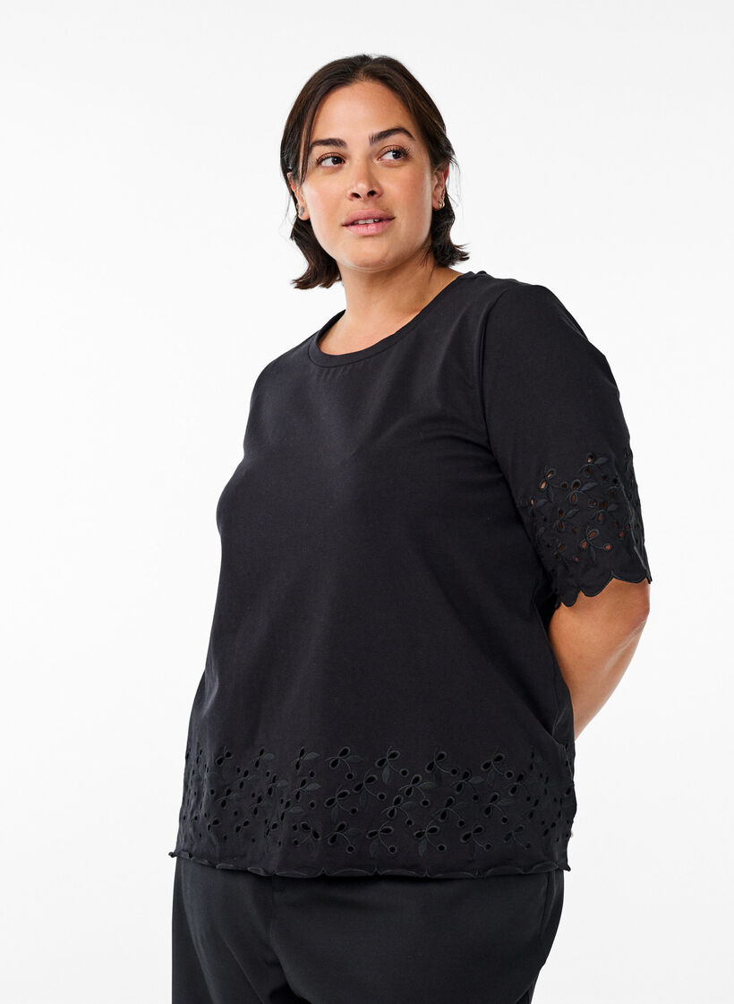 T-shirt met broderie anglaise en geschulpte randen, Zwart, Model image number 0