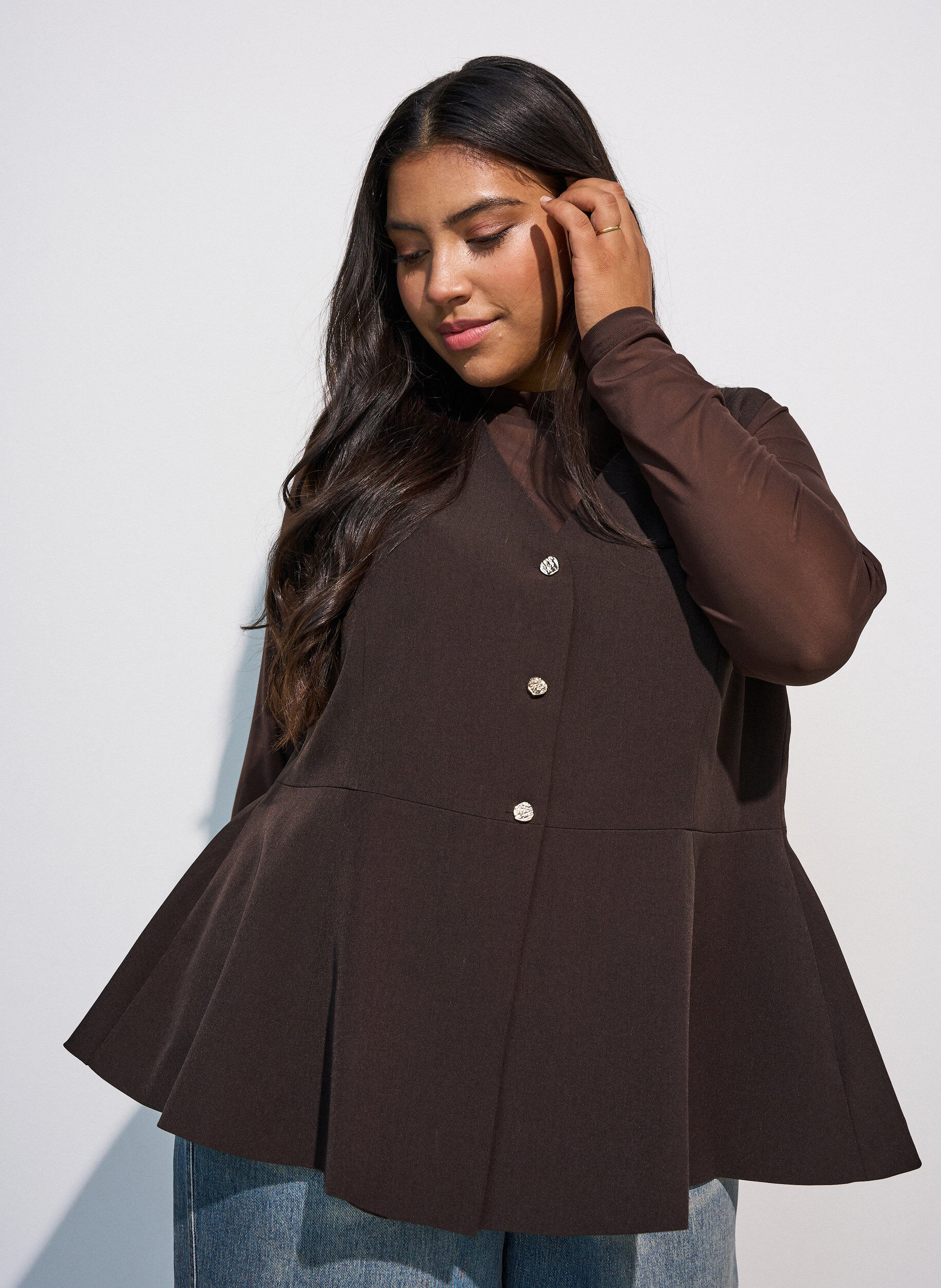 ZizziGilet &agrave; fines rayures avec basque, Marron, Model image number 0