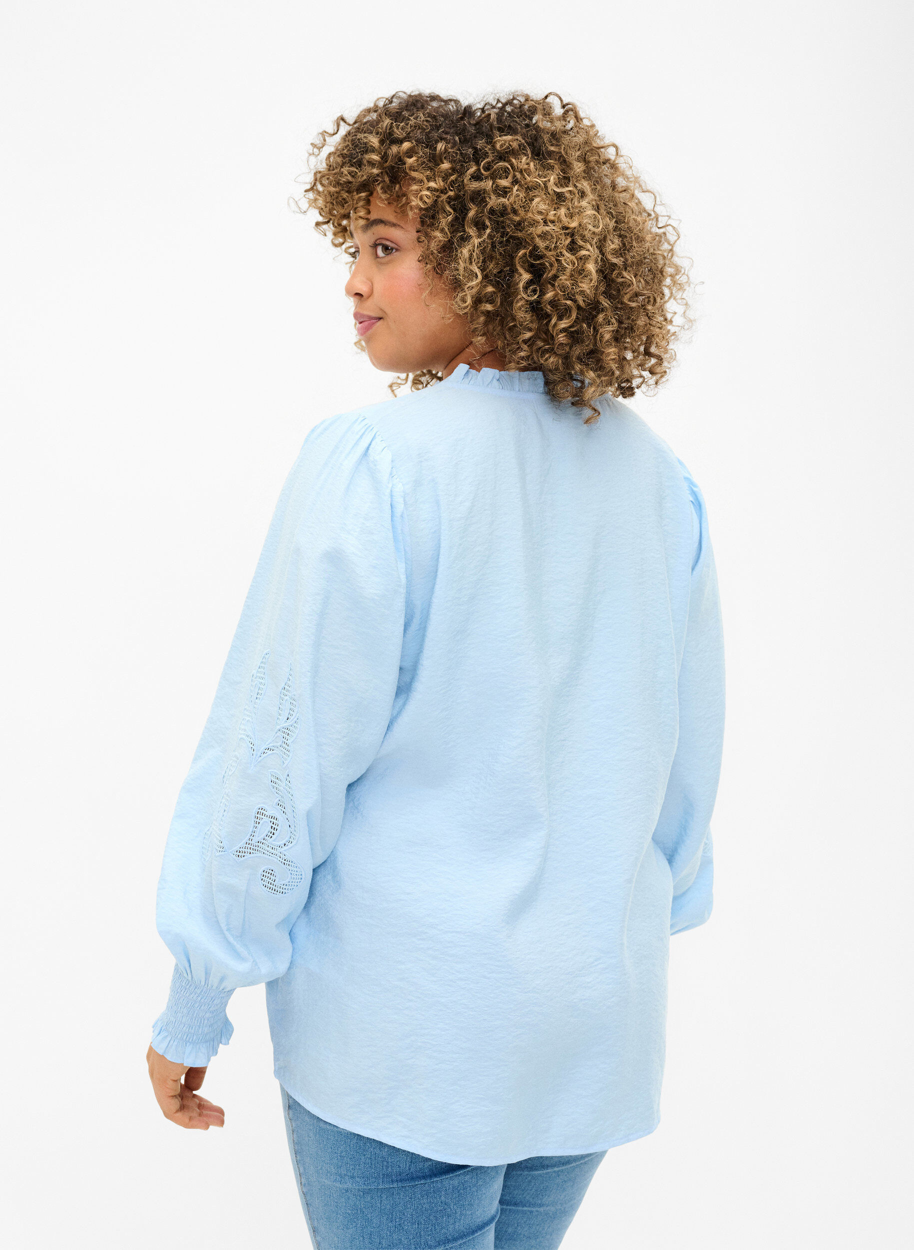 ZizziBlouse met ruches en broderie anglaise, Chambray Blue, Model image number 1