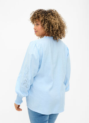 Blouse met ruches en broderie anglaise, Chambray Blue, Model image number 1