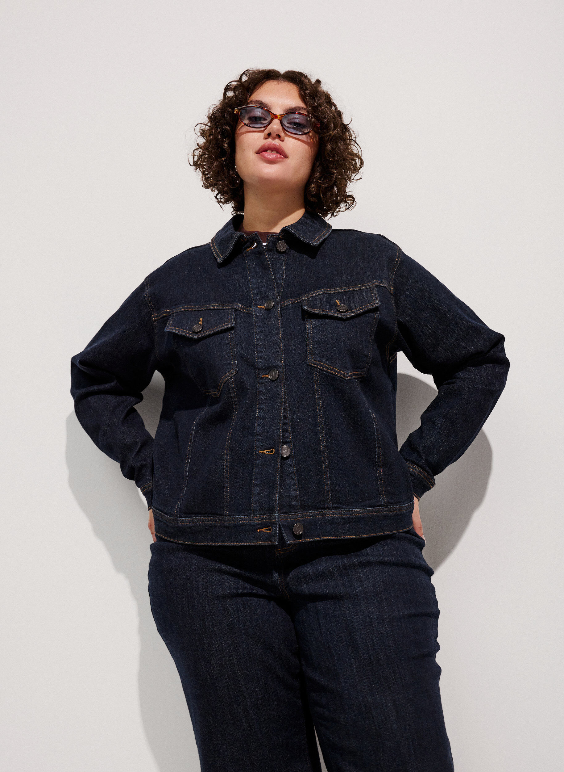 ZizziVeste en jean classique avec surpiq&ucirc;res contrastantes, Bleu, Model image number 0