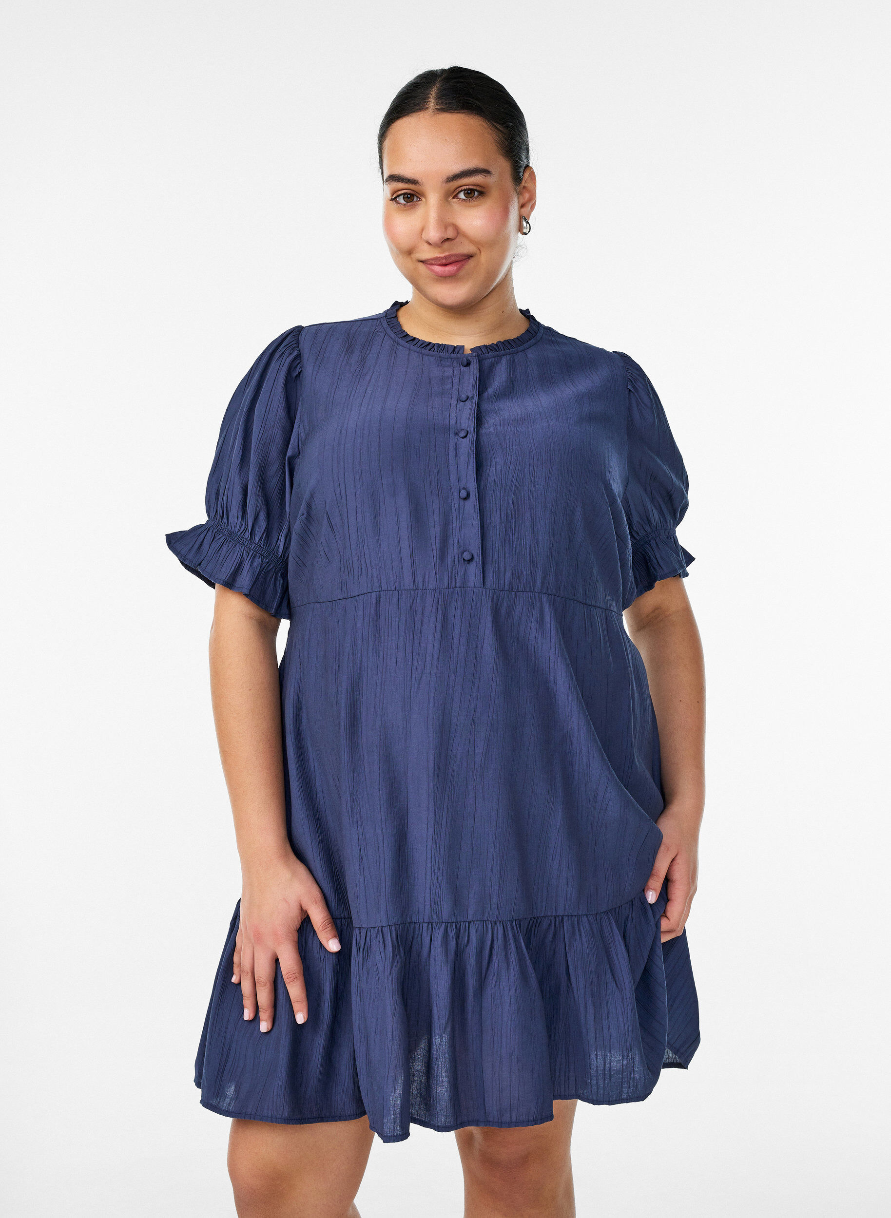 Robe courte en viscose avec volants, Bleu, Model