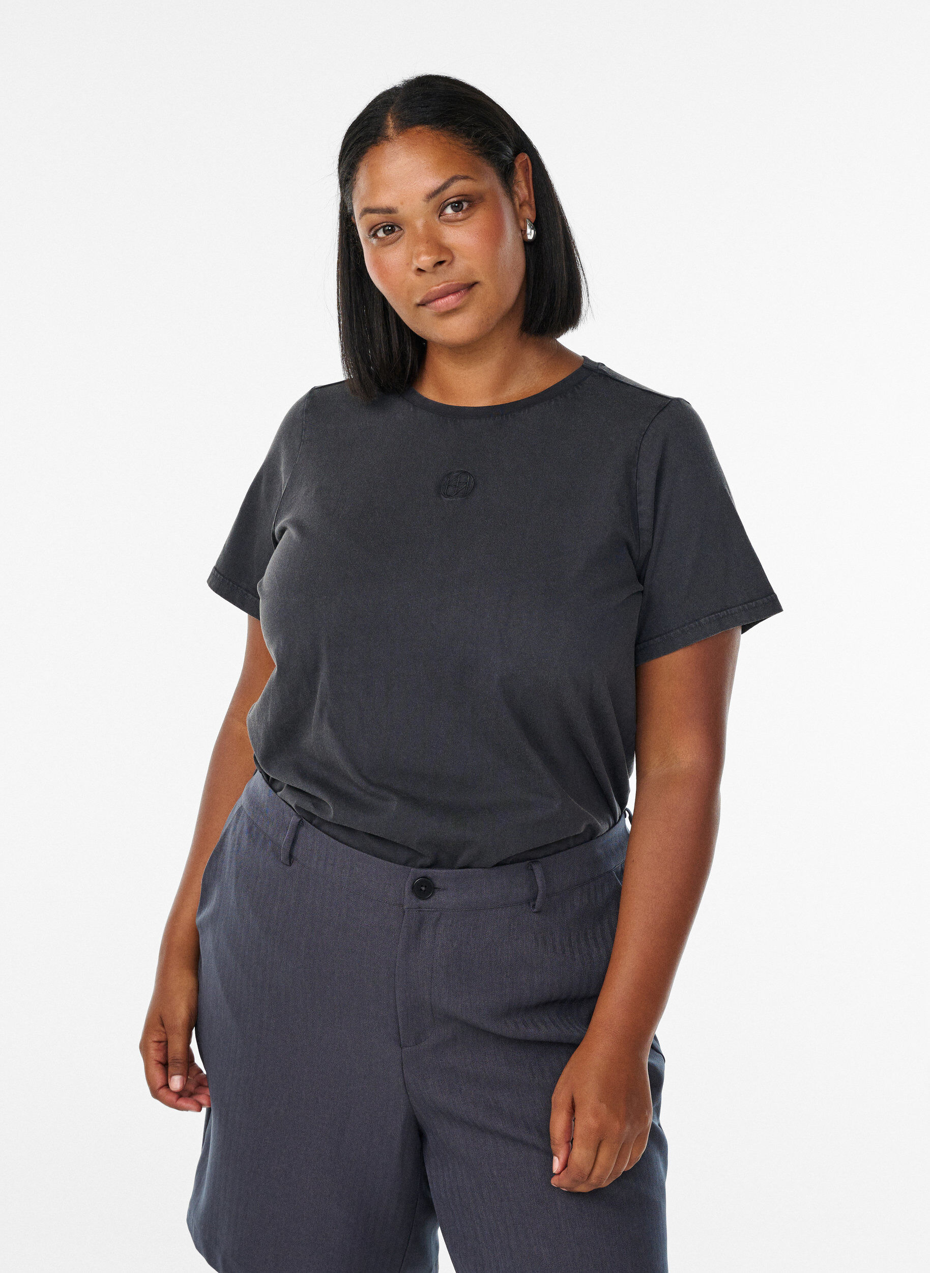 T-shirt in biologische katoen met een gewassen look, Grijs, Model