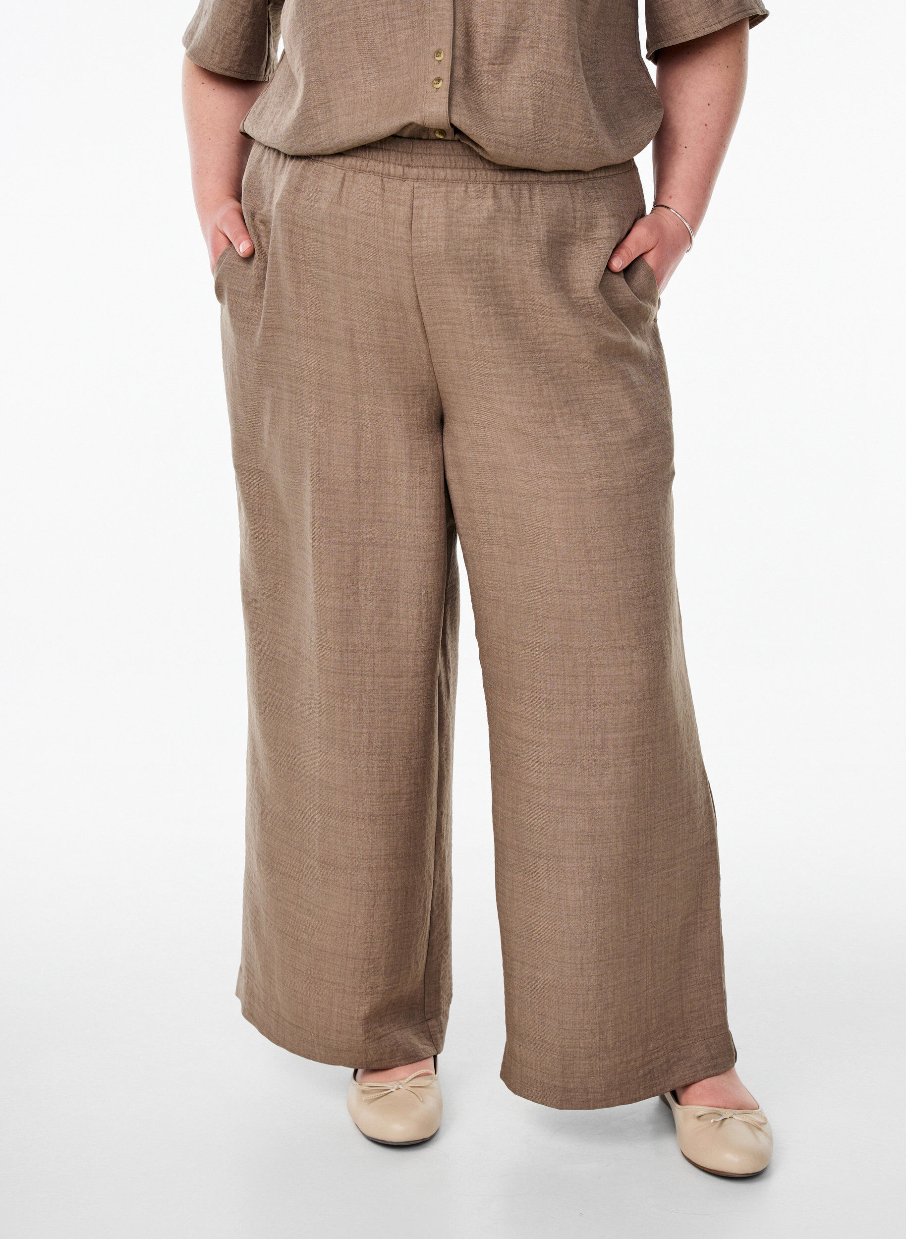 ZizziPantalon ample avec ceinture &eacute;lastique et poches, Marron, Model image number 2