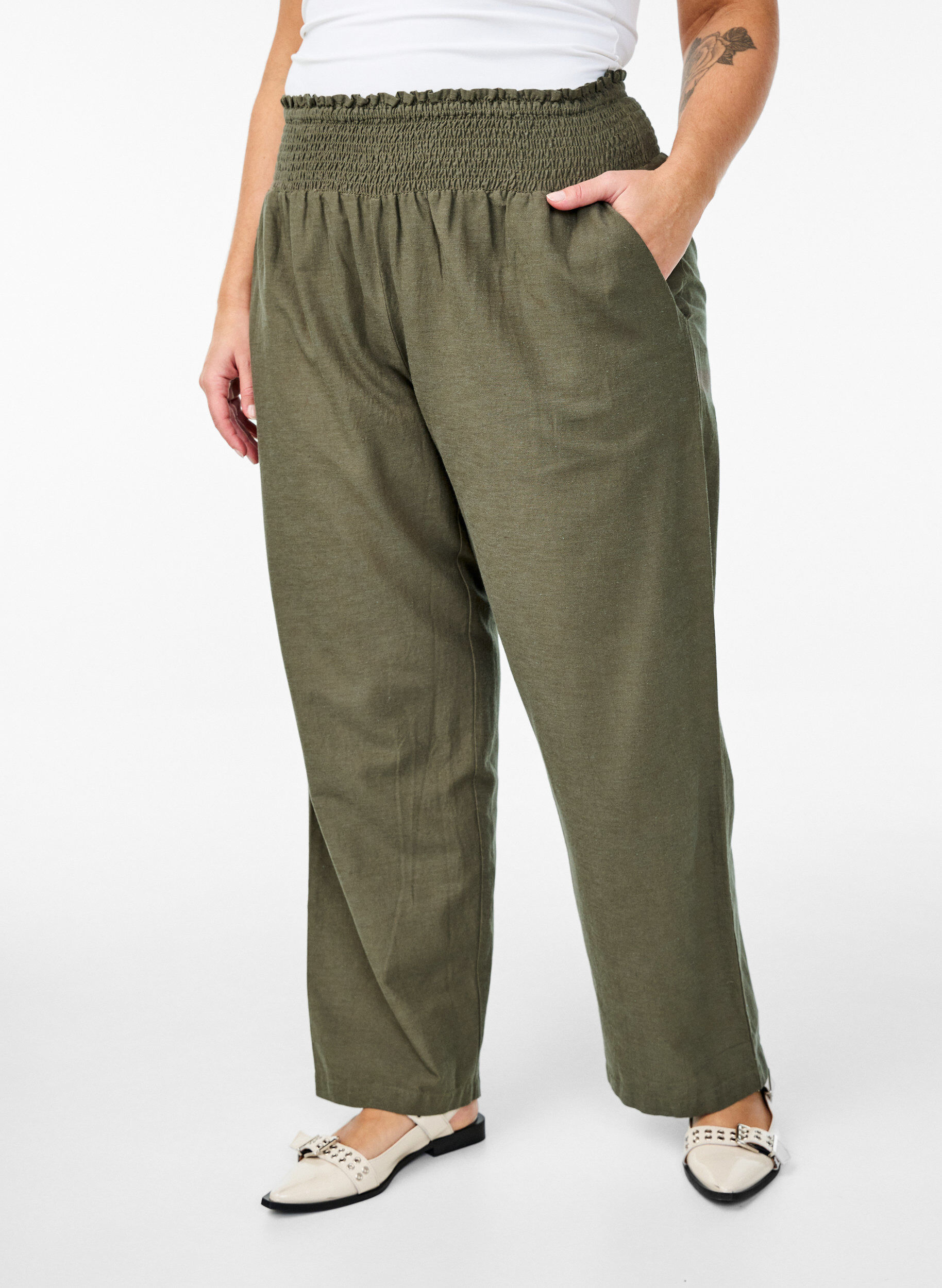 Zizzi Pantalon smock&eacute; avec lin, Vert fonc&eacute;, Model image number 2