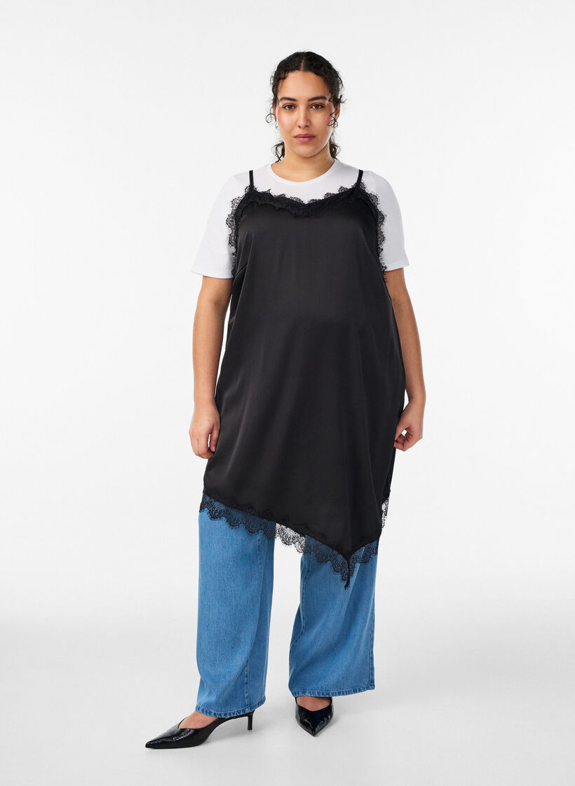 Robe satin&eacute;e avec bordure en dentelle, Noir, Model