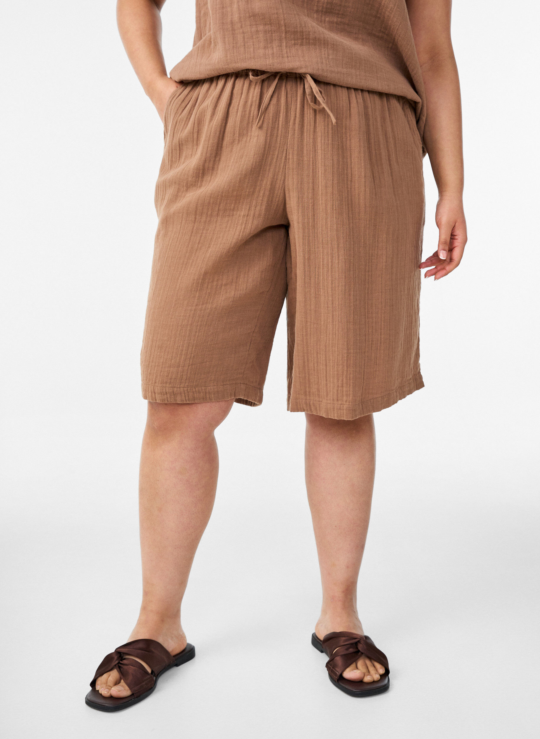 Los katoenen mousseline shorts met een hoge taille, Bruin, Model
