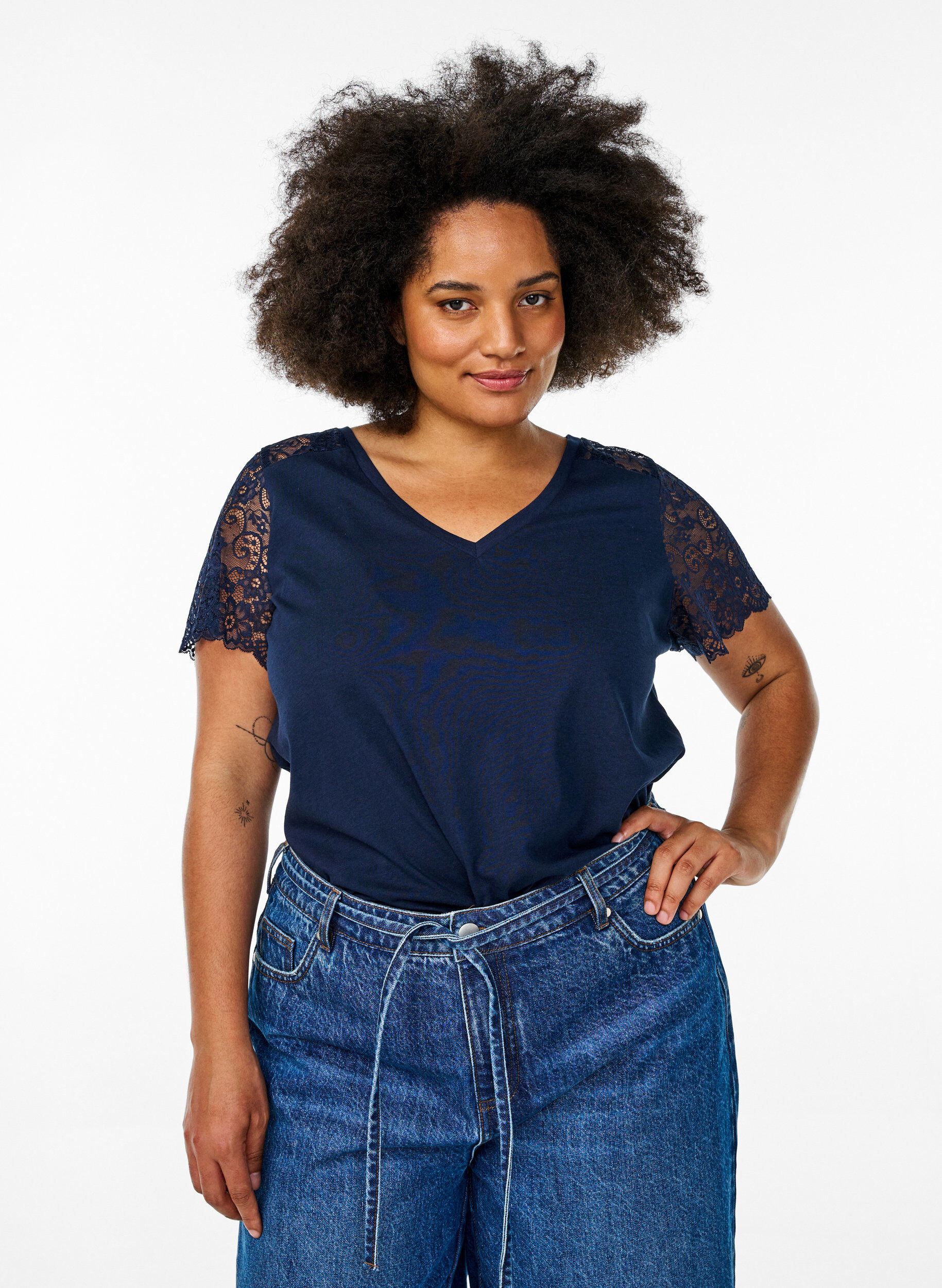 Zizzi T-shirt en coton &agrave; manches courtes en dentelle, Bleu, Model image number 0