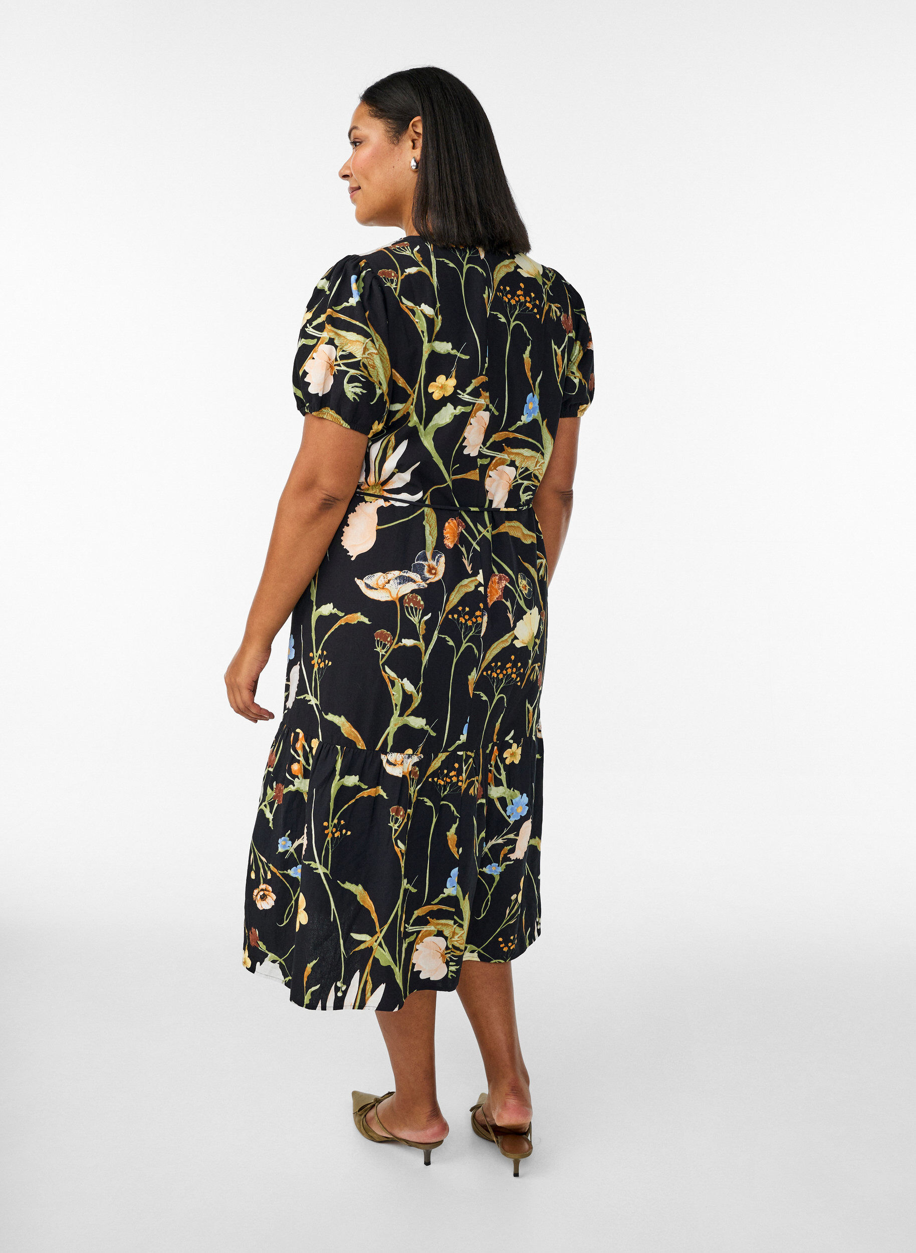 Zizzi Robe midi &agrave; imprim&eacute; floral et ceinture &agrave; nouer, Noir, Model image number 2