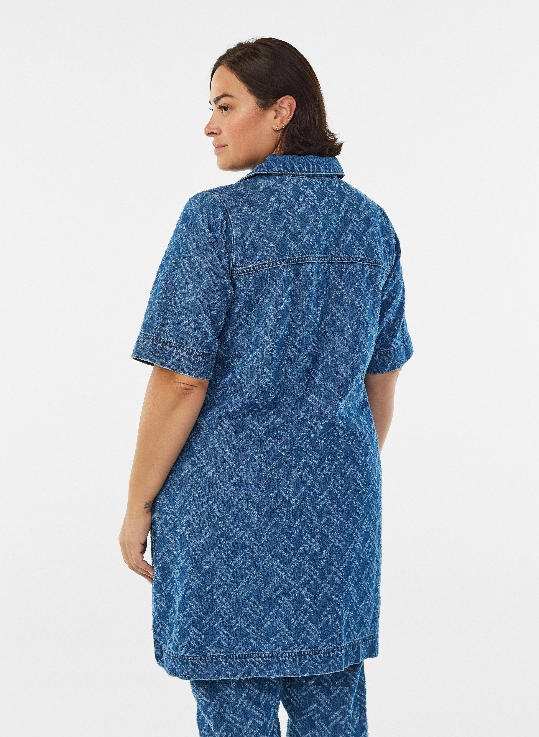 Zizzi Robe courte en jean avec motif textur&eacute;, Bleu, Model image number 2