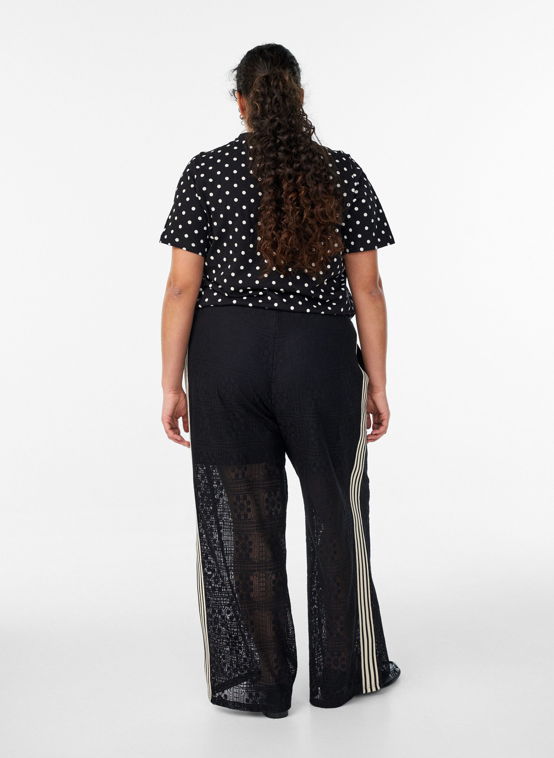 Zizzi Pantalon large en dentelle avec bandes contrastantes, Noir, Model image number 2