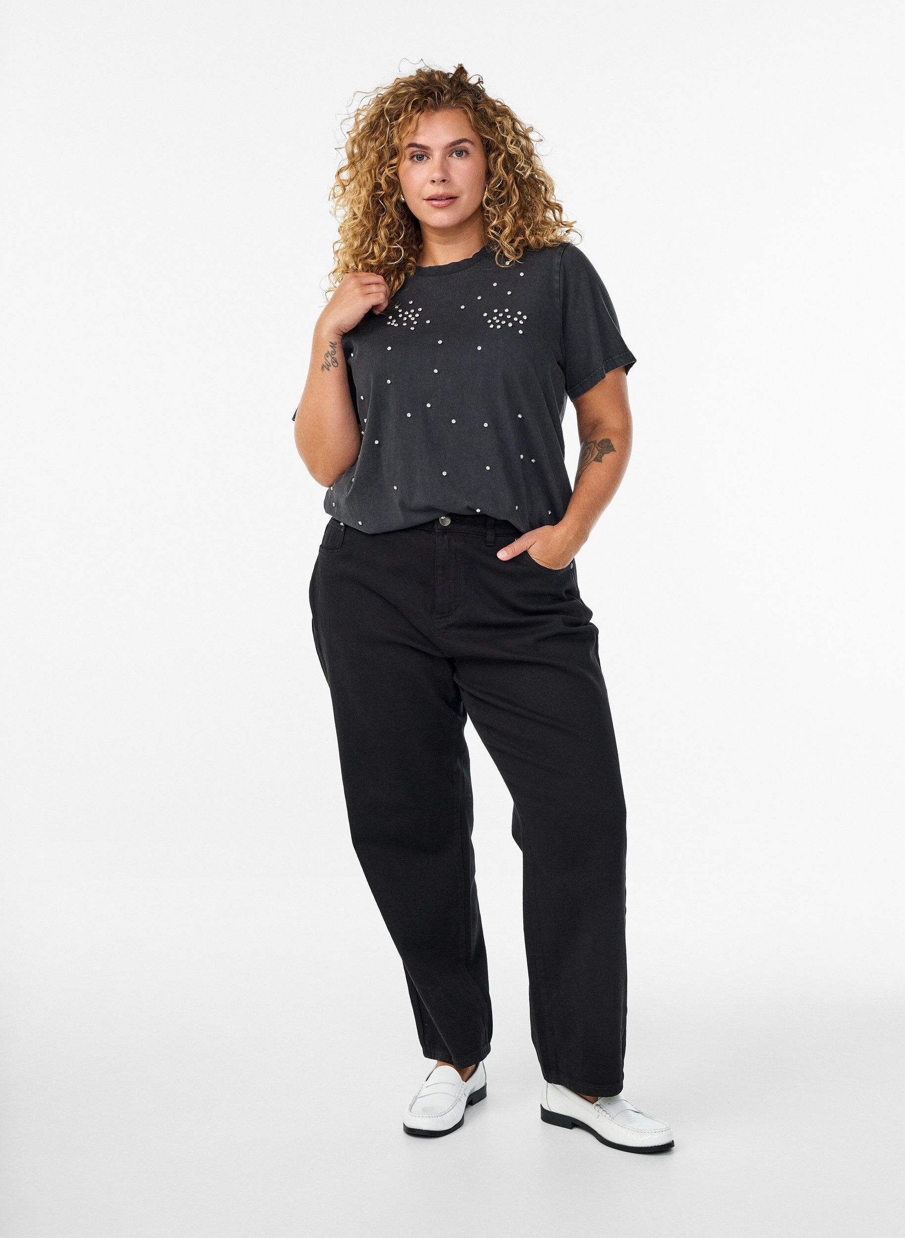 Zizzi T-shirt effet d&eacute;lav&eacute; avec strass, Gris, Model image number 1