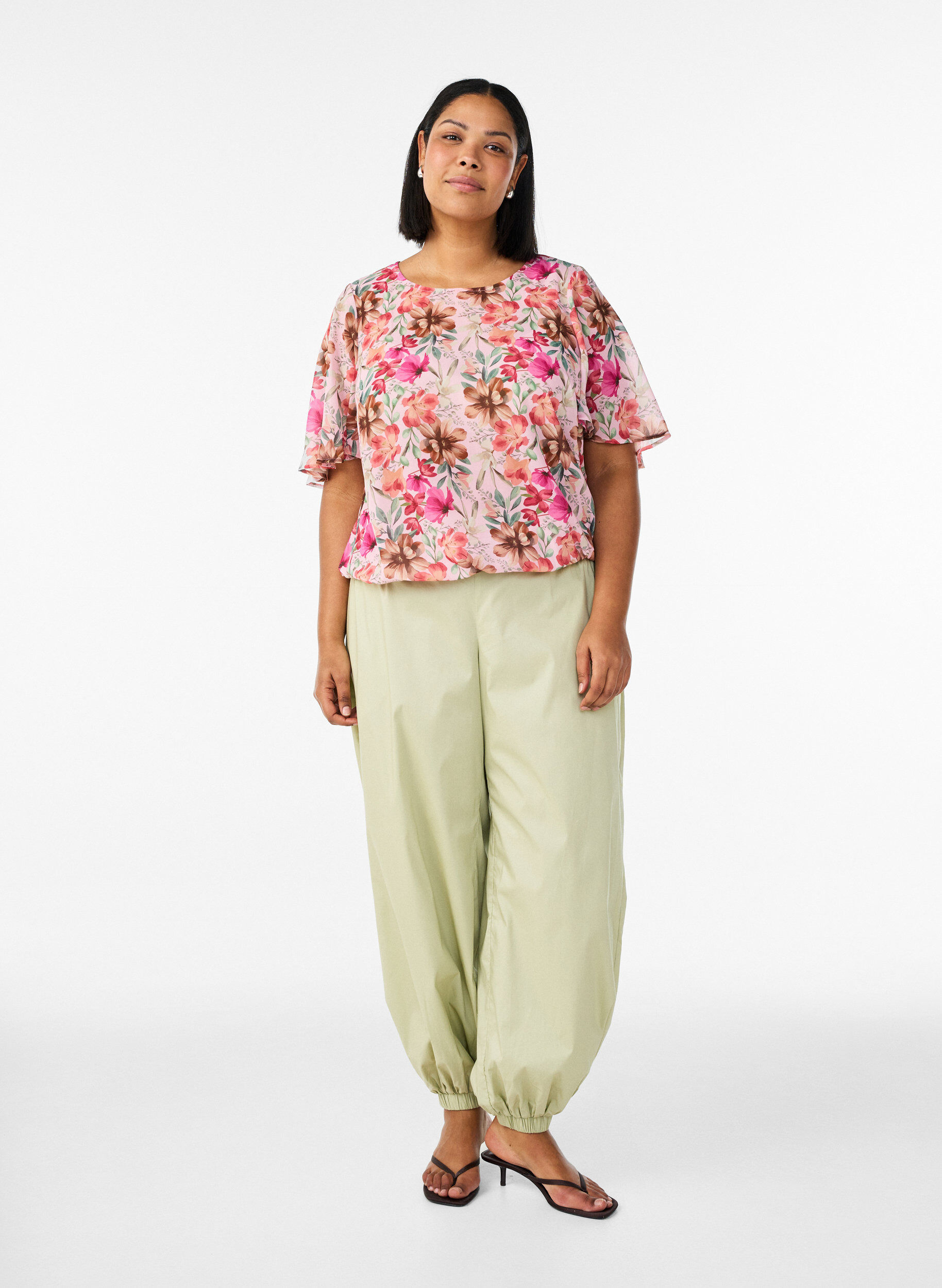 ZizziBloemenblouse met korte mouwen en smokwerk, Roze, Model image number 1
