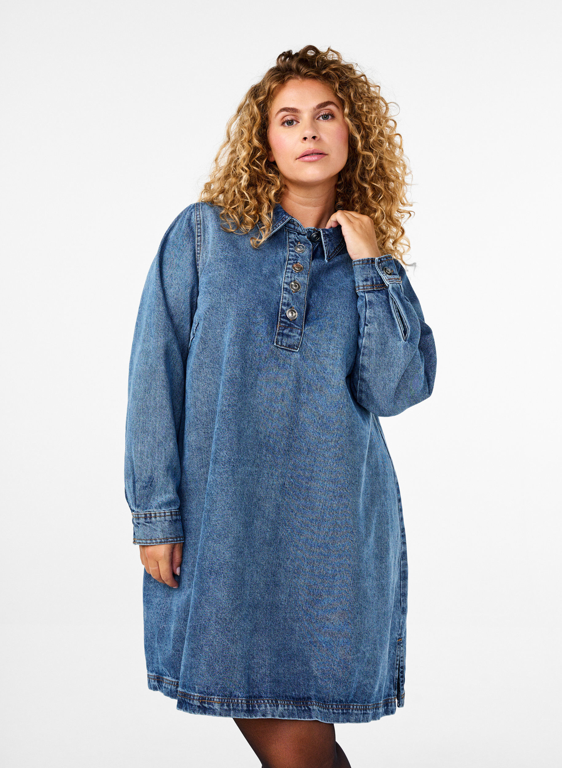 Zizzi Robe courte en denim, manches longues, forme trap&egrave;ze, Blue Denim, Model image number 0