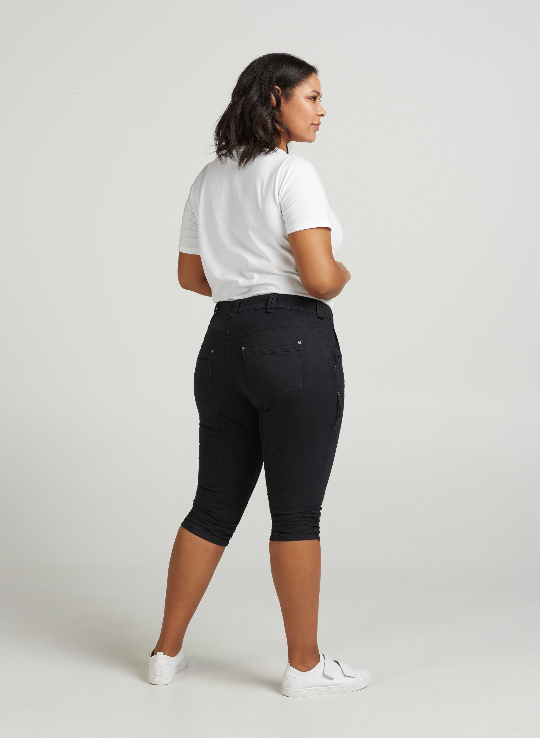 ZizziSlim fit capri jeans met zakken, Zwart, Model image number 2
