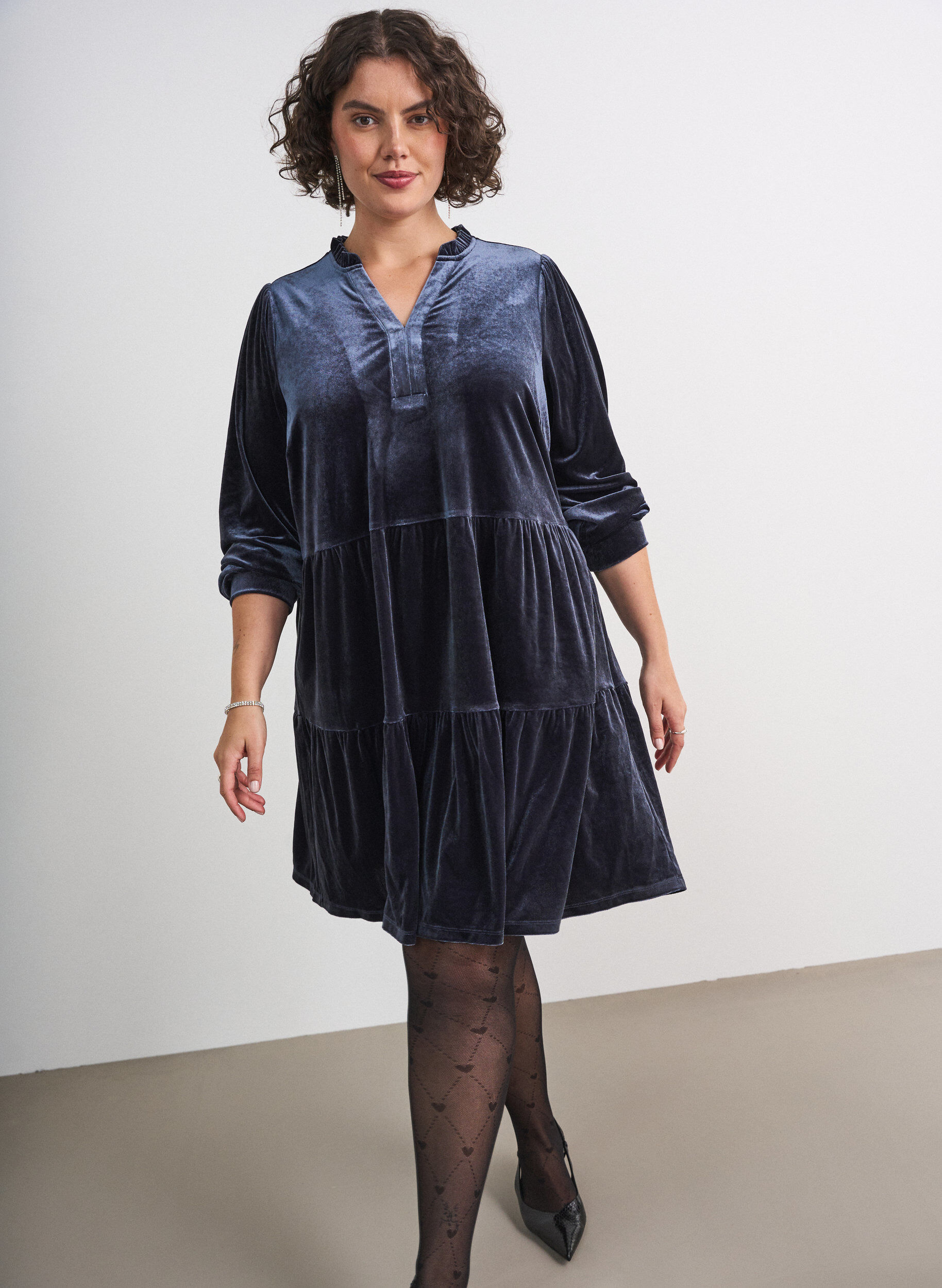 Robe courte en velours avec un col &agrave; volants et des manches longues, Bleu, Model