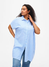 Chemise longue à rayures en coton, Light Blue Stripe, Model