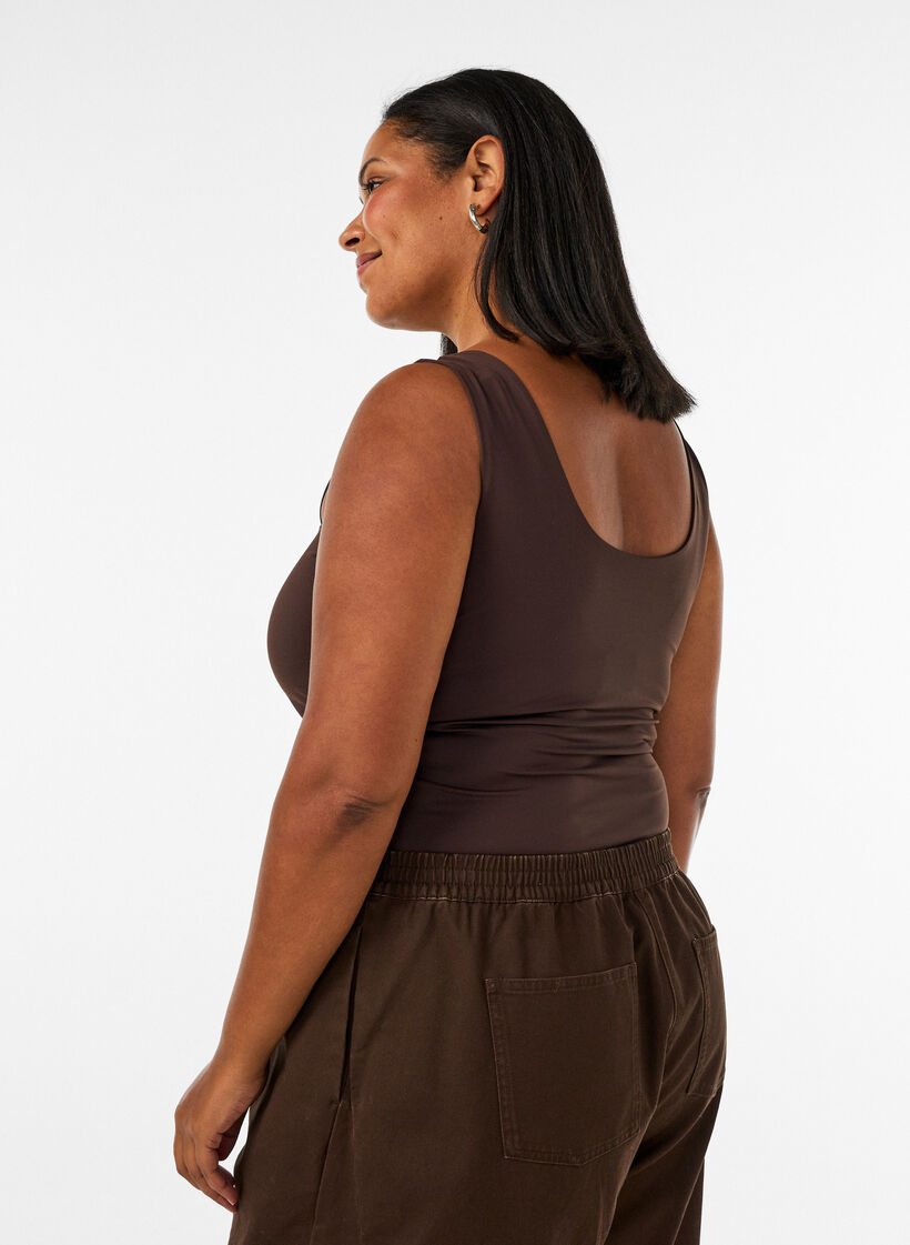 Aansluitende basic top van een gladde stof, Bruin, Model image number 4