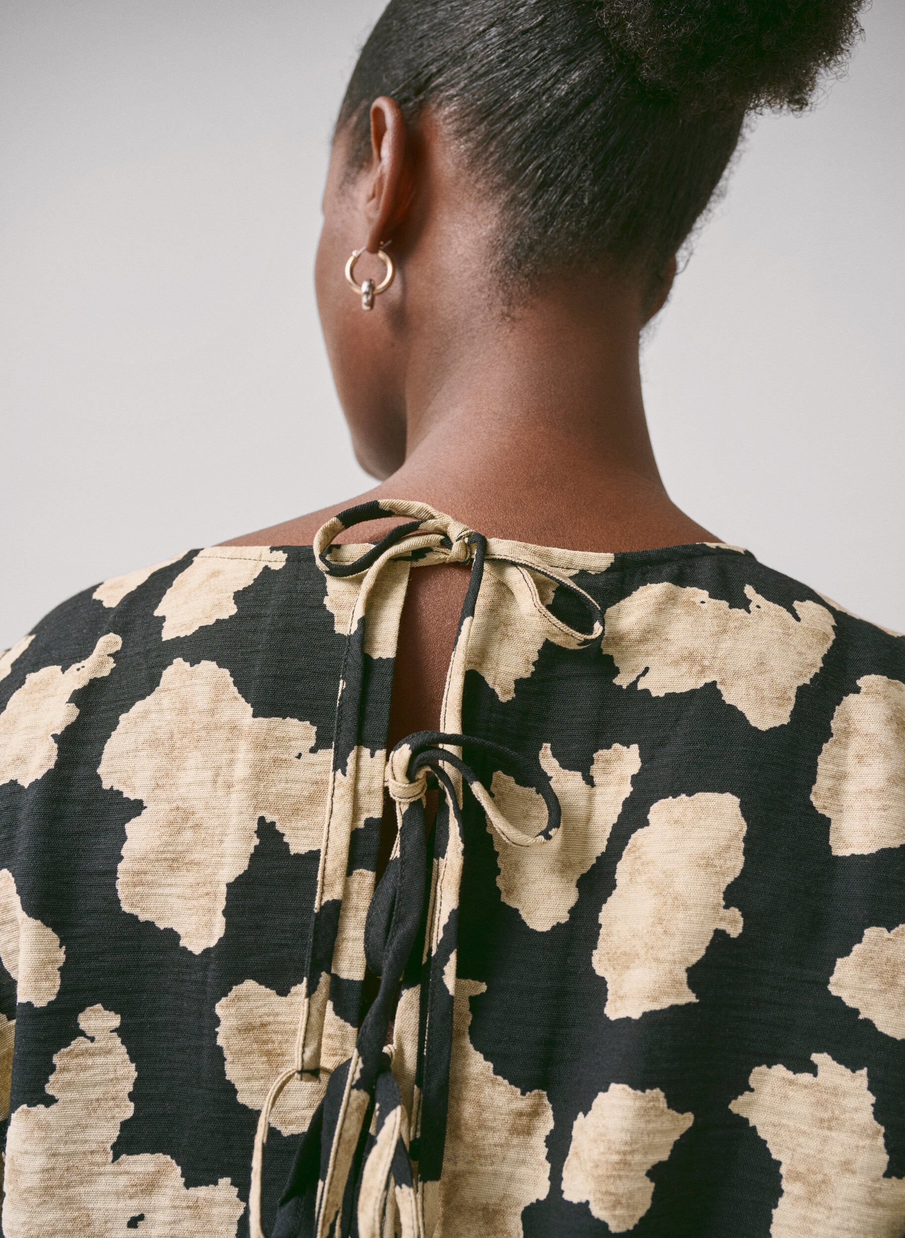 Zizzi Robe &agrave; manches longues avec imprim&eacute; et n&oelig;uds, Noir, Image image number 1