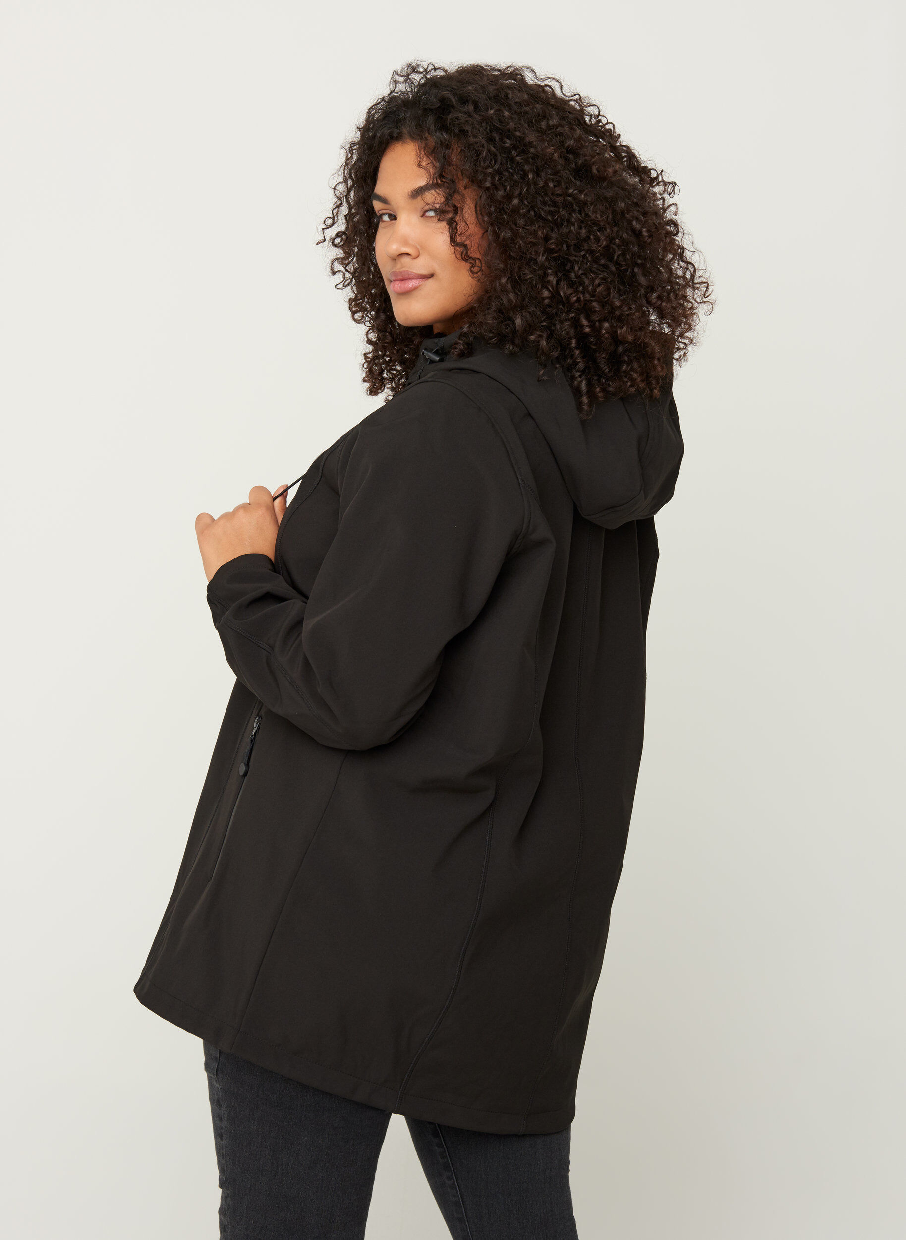 Zizzi Veste softshell courte &agrave; capuche, Black, Model image number 2