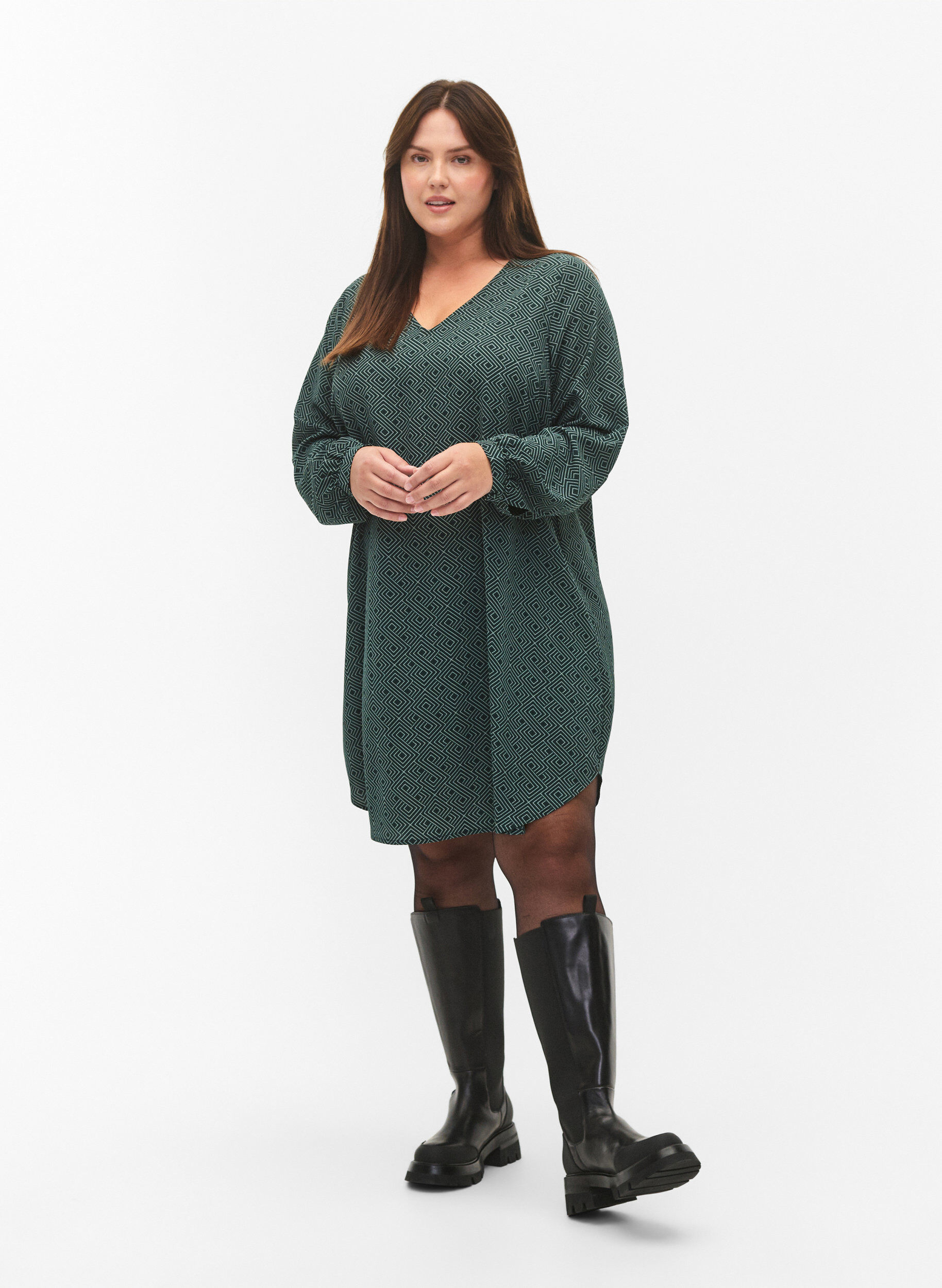 Zizzi Robe &agrave; col en V avec imprim&eacute;, Scarab Graphic AOP, Model image number 2