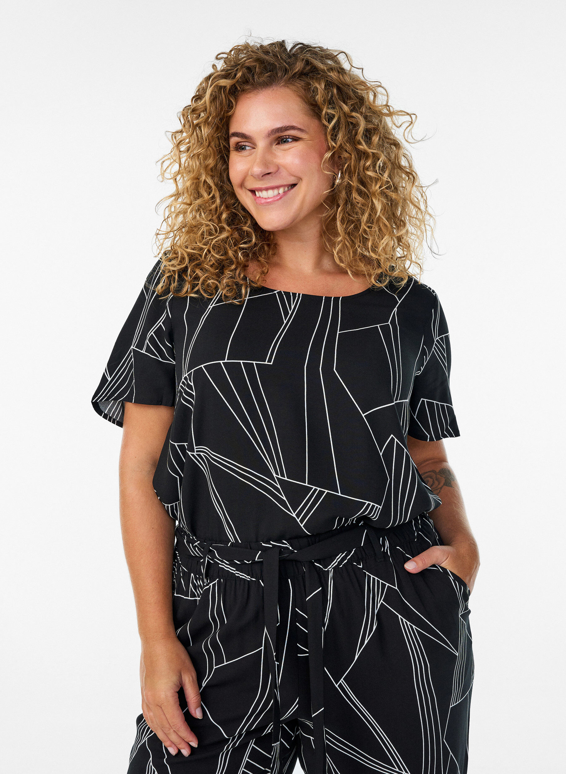 Viscose blouse met korte mouwen en print, Zwart, Model