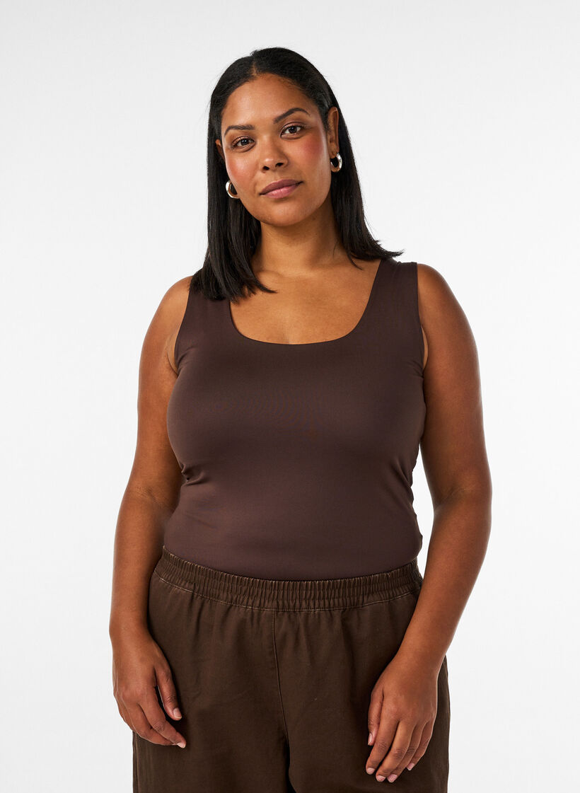 Aansluitende basic top van een gladde stof, Bruin, Model image number 0
