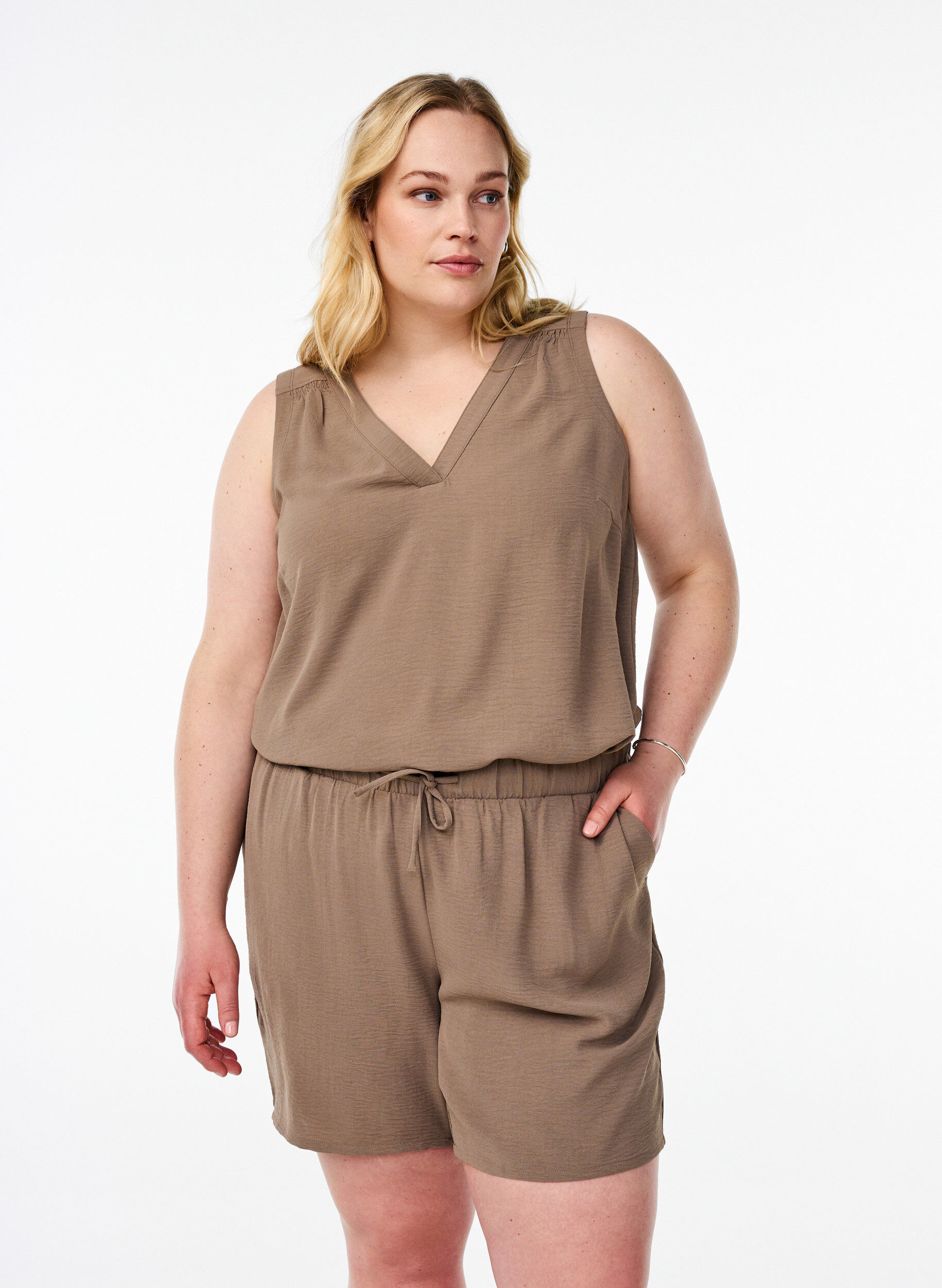 Korte broek met zakken en elastische tailleband, Bruin, Model