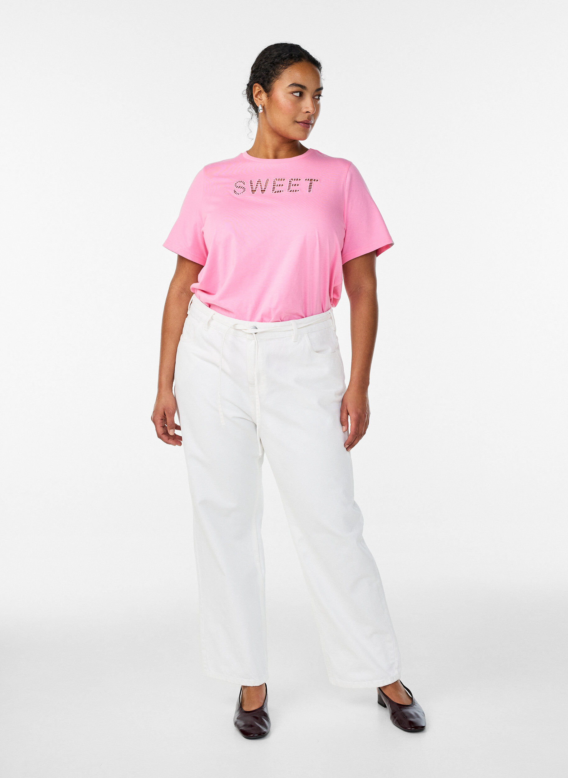 Zizzi T-shirt en coton avec texte brod&eacute;, Blanc, Model image number 1