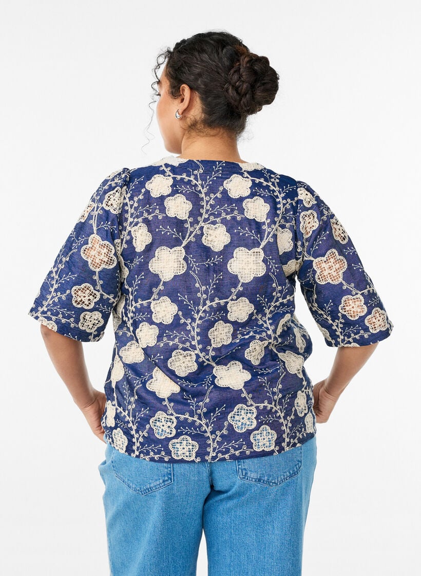 Blouse avec col en V et motif brod&eacute;, Bleu, Model image number 2
