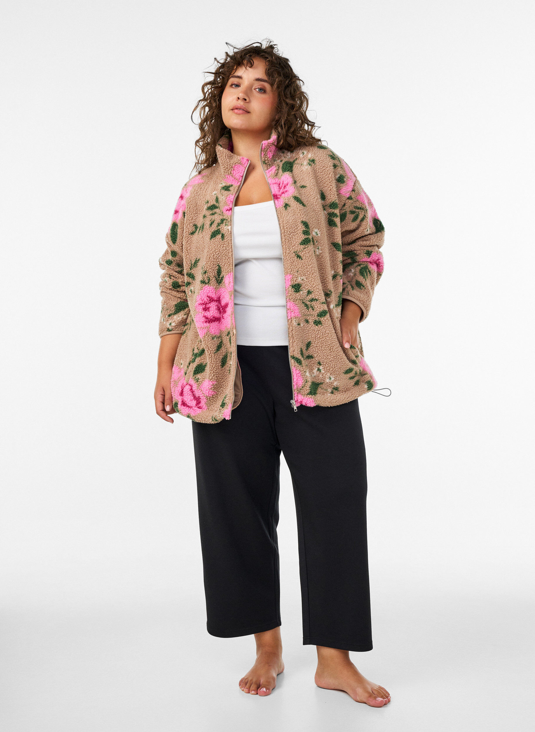 ZizziVeste en polaire &agrave; motif floral avec col montant et fermeture zipp&eacute;e, Beige, Model image number 1