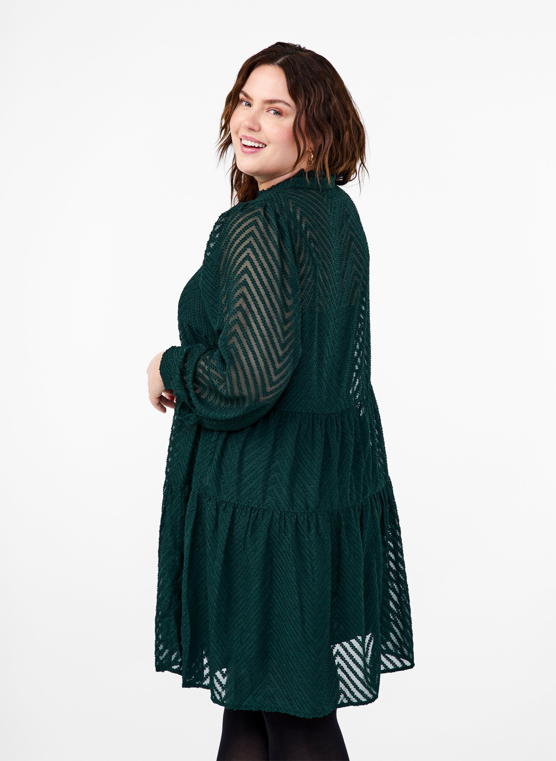 Zizzi Robe courte textur&eacute;e avec un col &agrave; volants, Scarab, Model image number 1