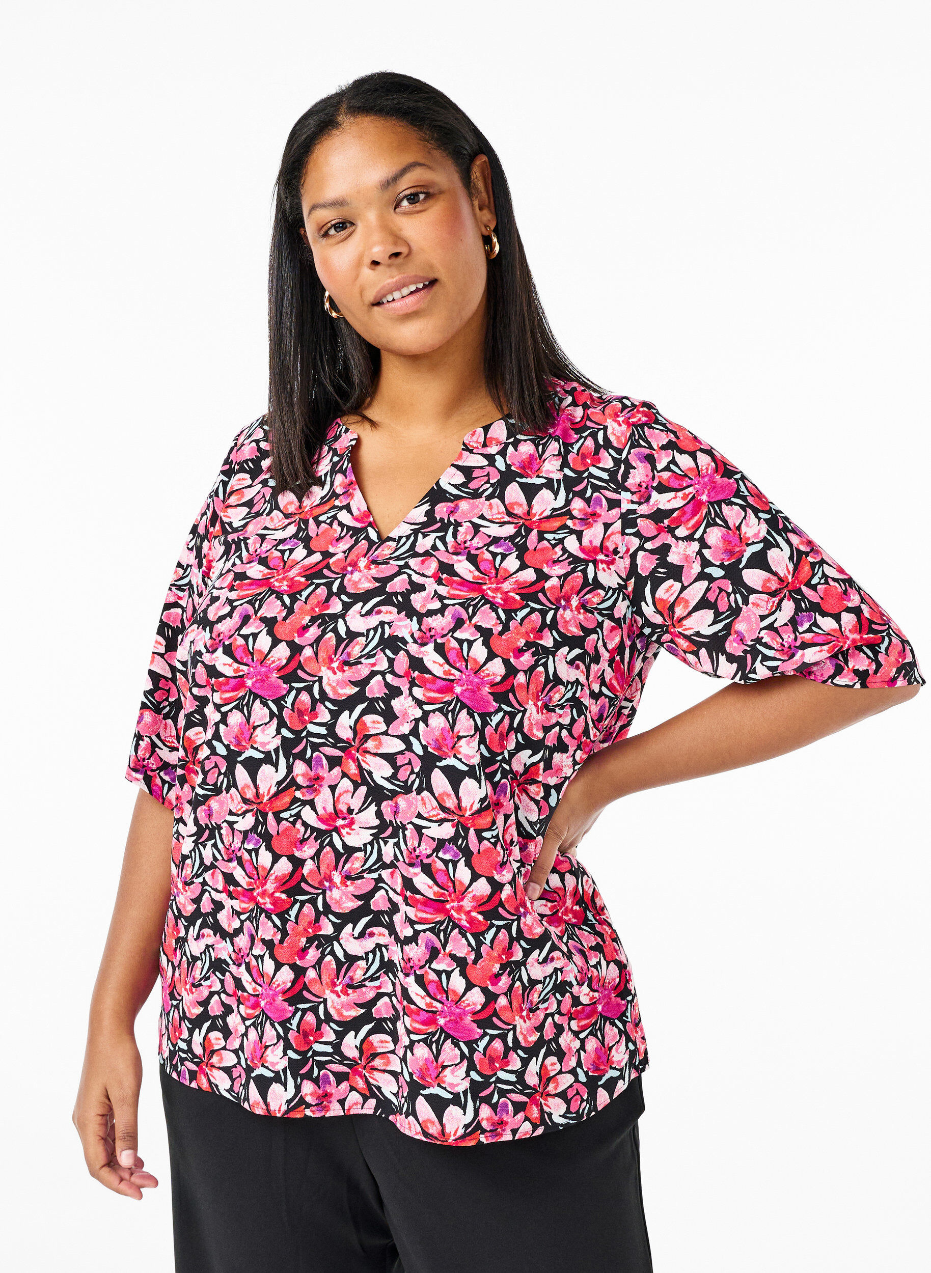 Zizzi Blouse met V-hals en bloemenprint, Black Flower AOP, Model image number 0