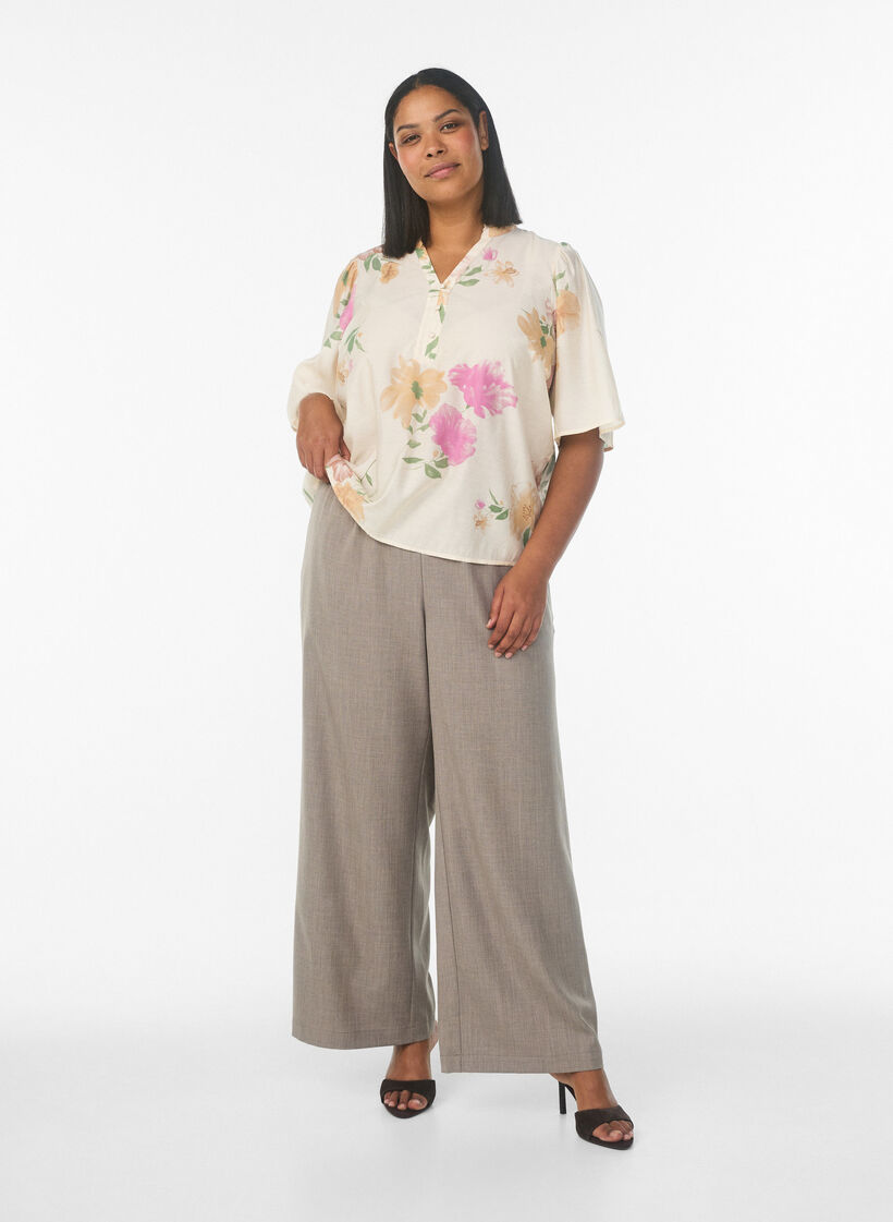 Blouse fleurie avec col &agrave; volants et manches courtes, Beige, Model image number 1