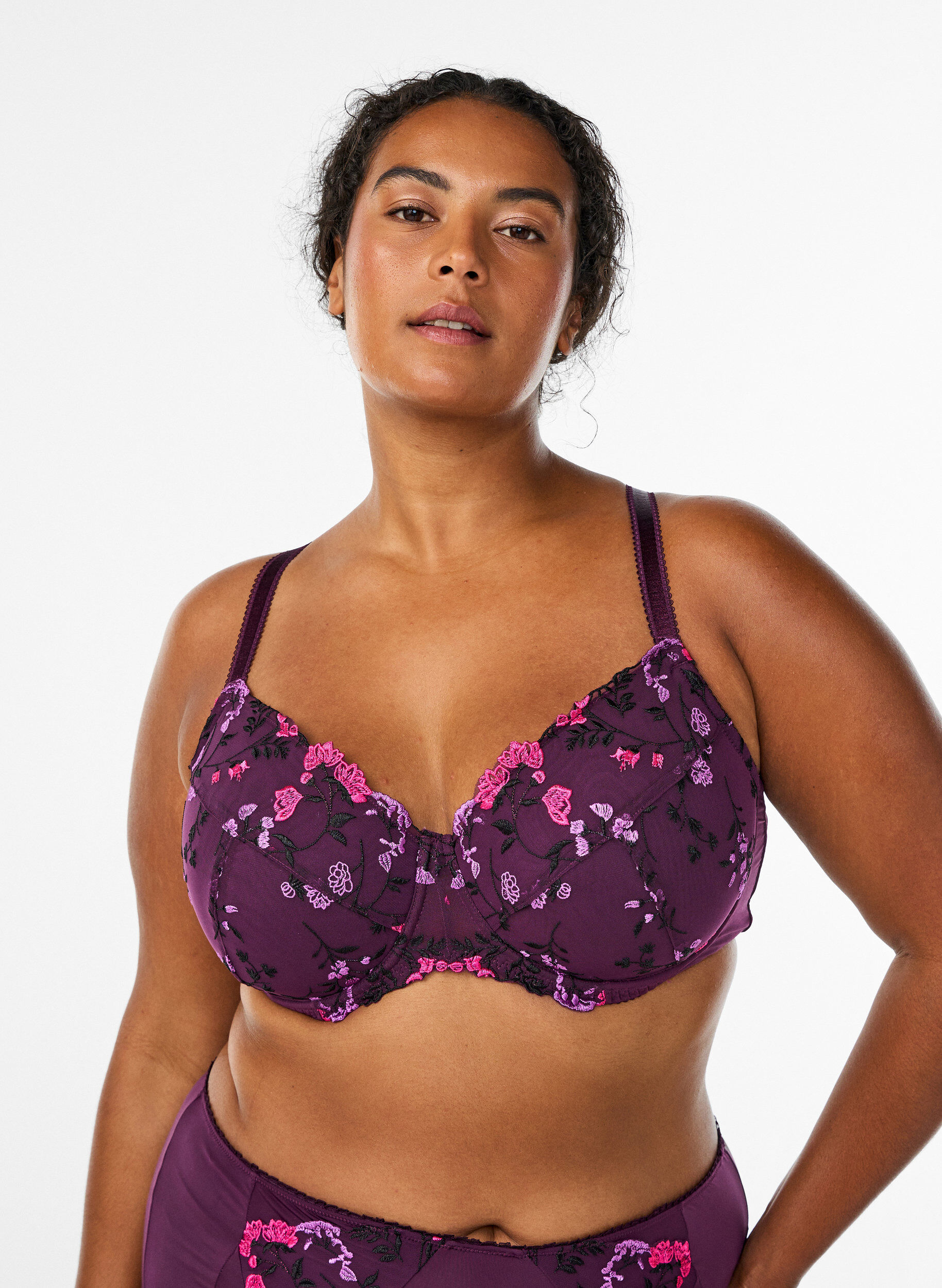 Soutien-gorge rembourr&eacute; avec broderie florale, Violet, Model