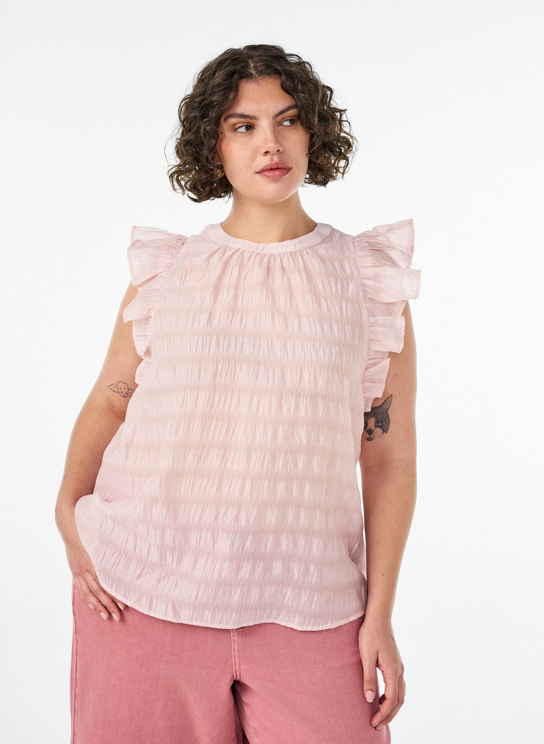 Blouse sans manches textur&eacute;e avec volants, Rose, Model