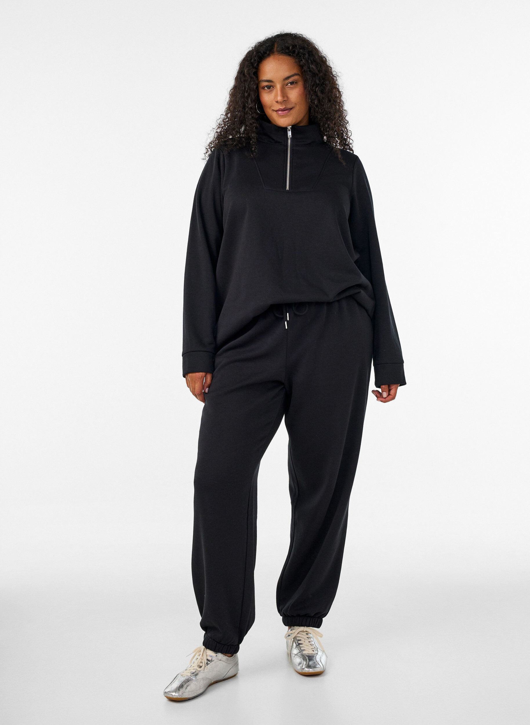 Sweatpants met hoge taille en trekkoord, Zwart, Model