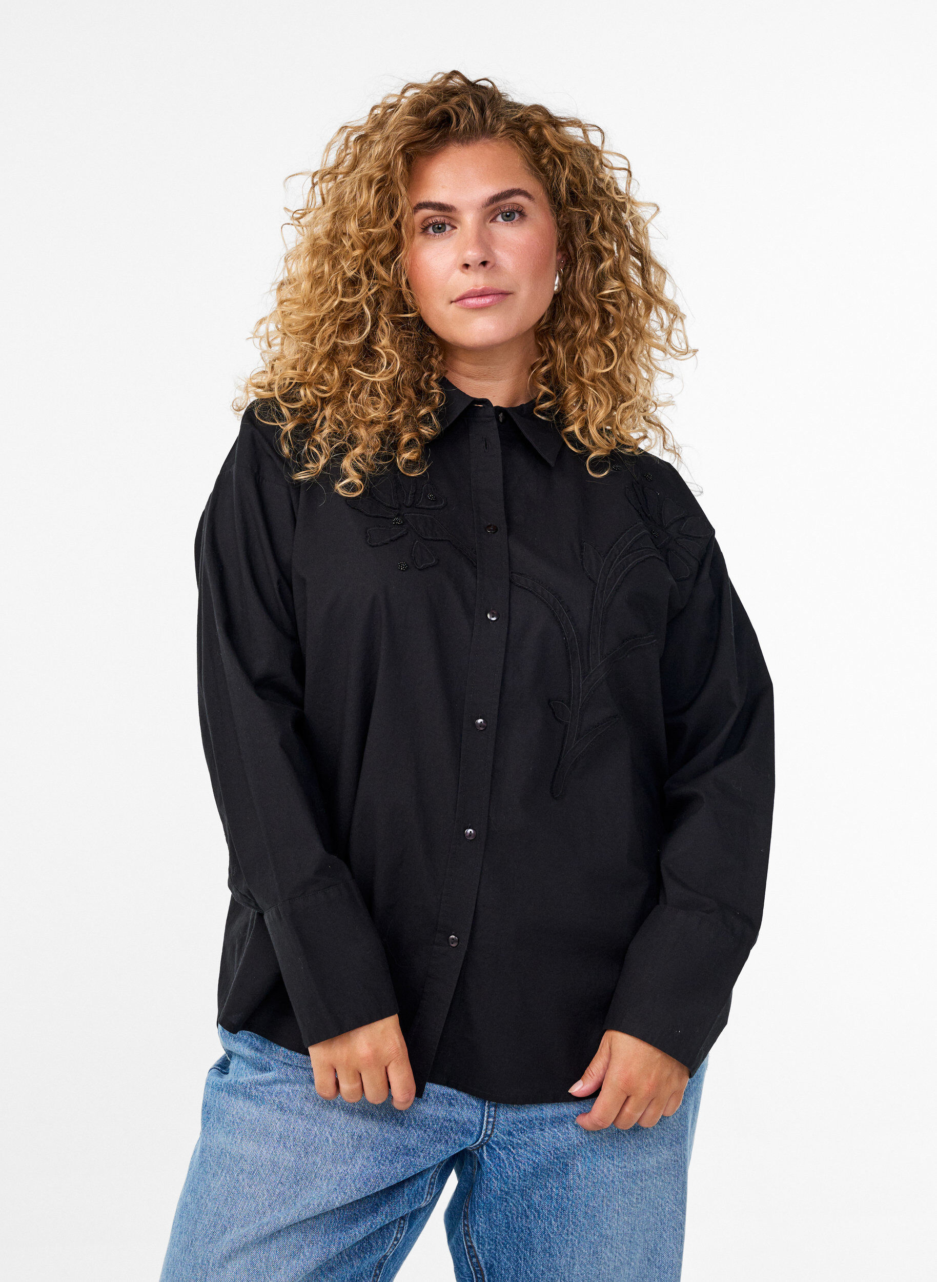 Katoenen shirt met ton-sur-ton bloemenborduursel, Zwart, Model