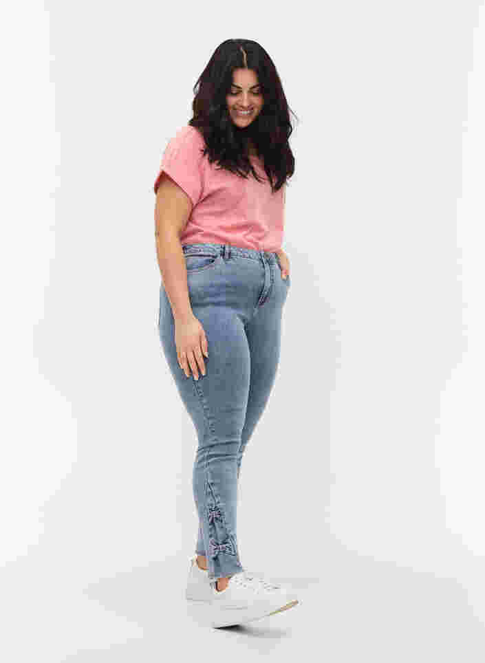 Cropped Amy jeans met strikjes, Light blue, Model