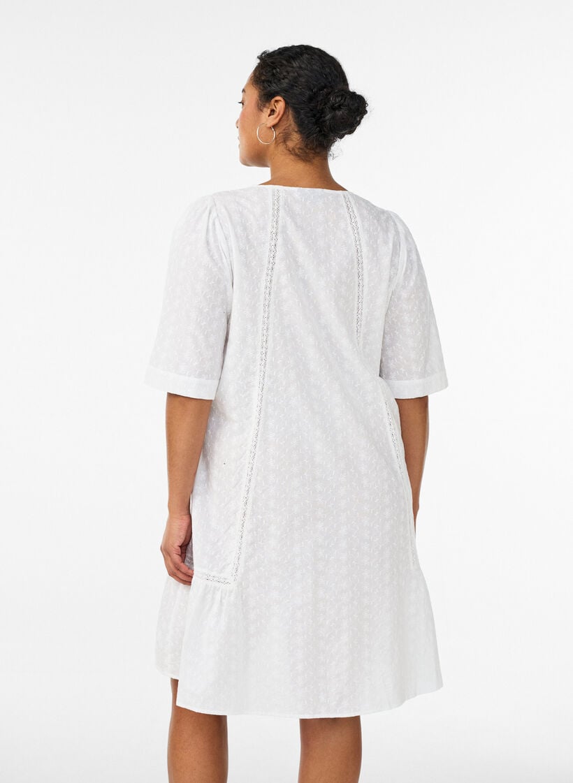 Robe mi-longue en coton avec broderie et col en V, Blanc, Model image number 2