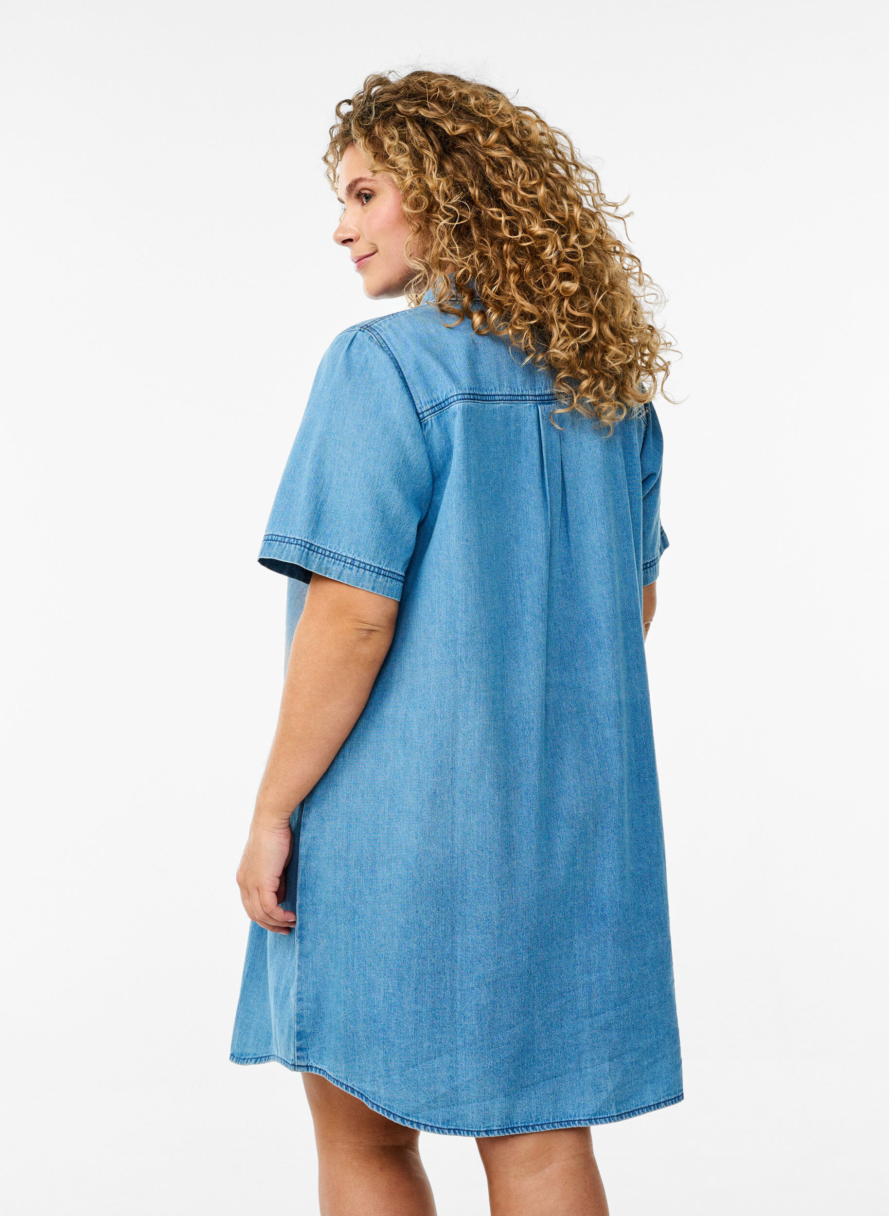 Zizzi Robe chemise en denim &agrave; manches courtes, Bleu Clair, Model image number 2