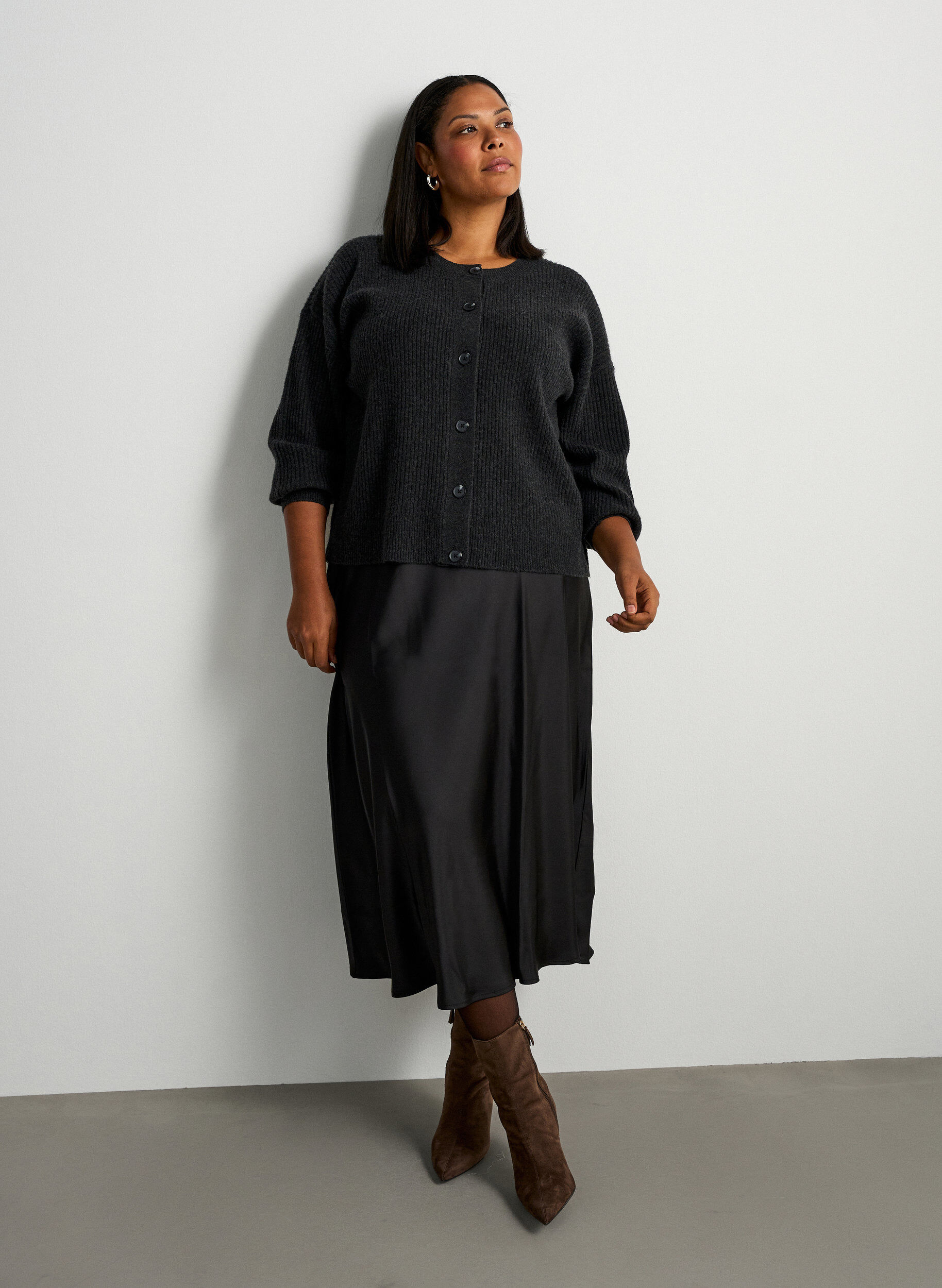 Jupe midi en satin, Noir, Model