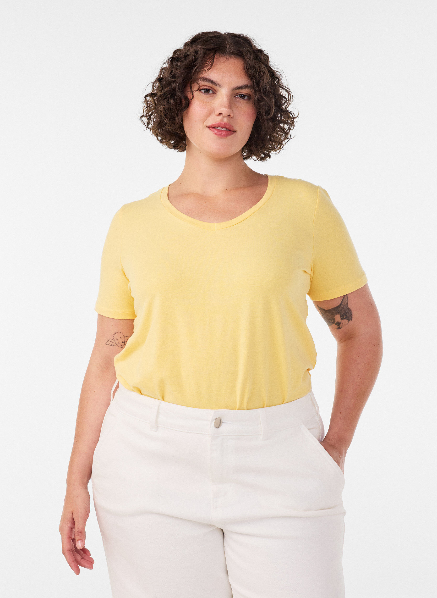 Basic t-shirt in effen kleur met katoen, Geel, Model
