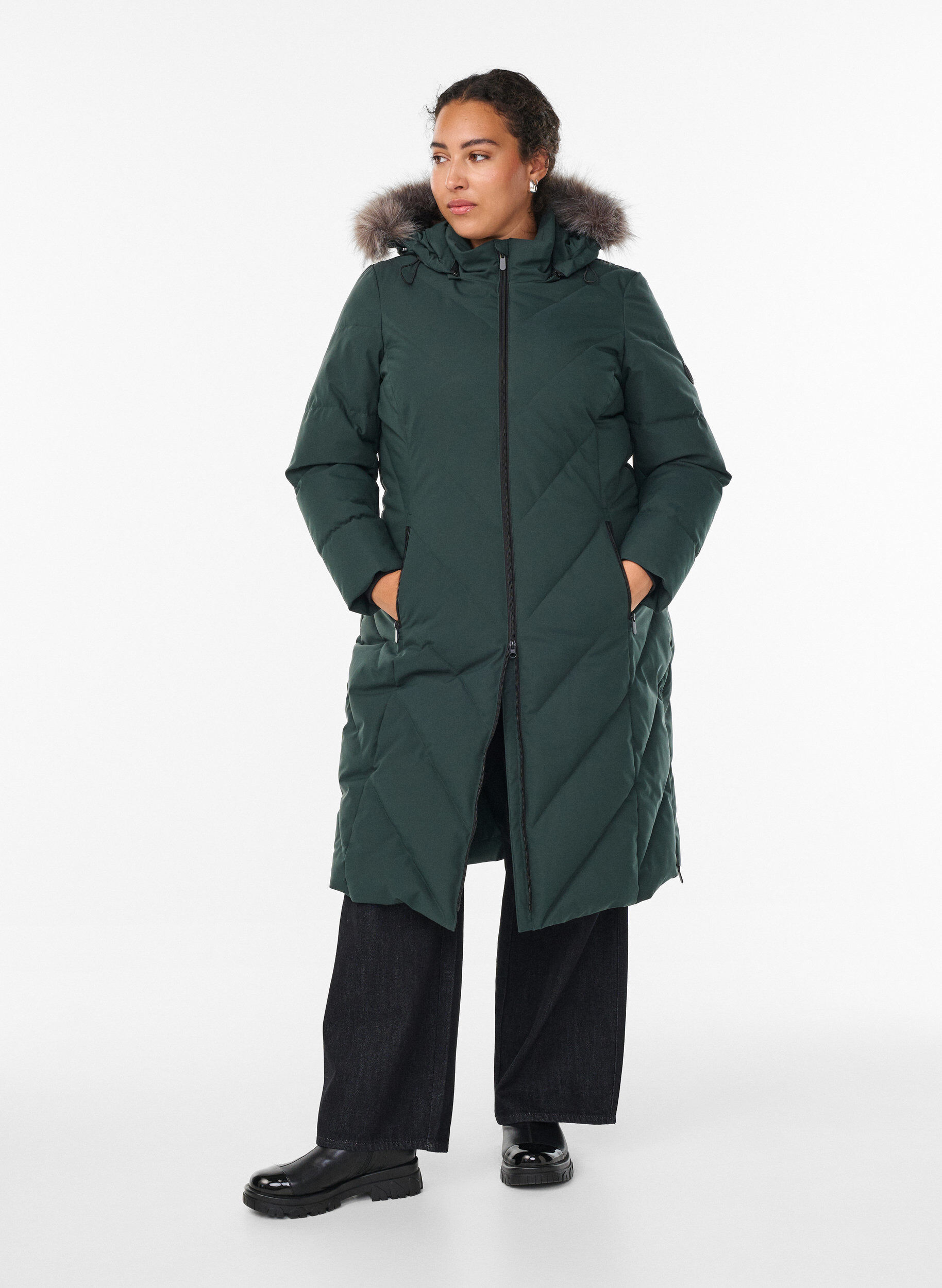 Zizzi Long manteau d'hiver &agrave; fermeture &agrave; attaches et col en fausse fourrure, Vert fonc&eacute;, Model image number 1