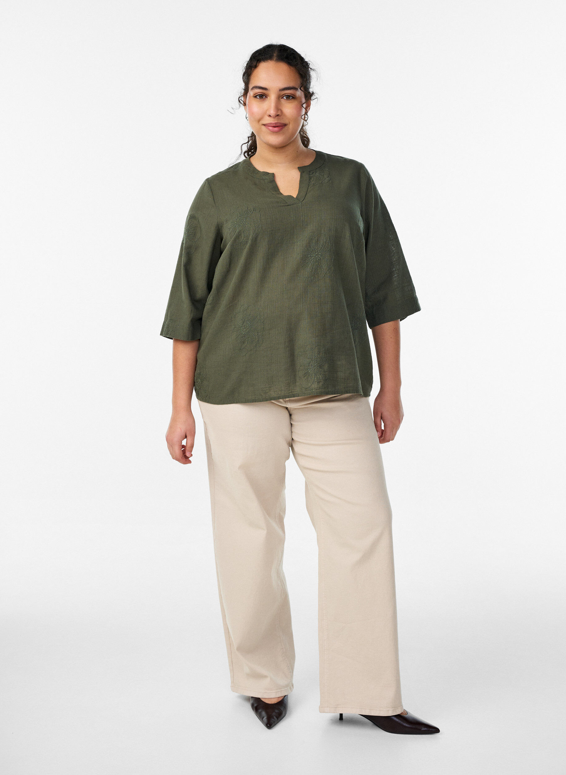 Zizzi Blouse en coton avec d&eacute;tails brod&eacute;s et manches 3/4, Vert, Model image number 1