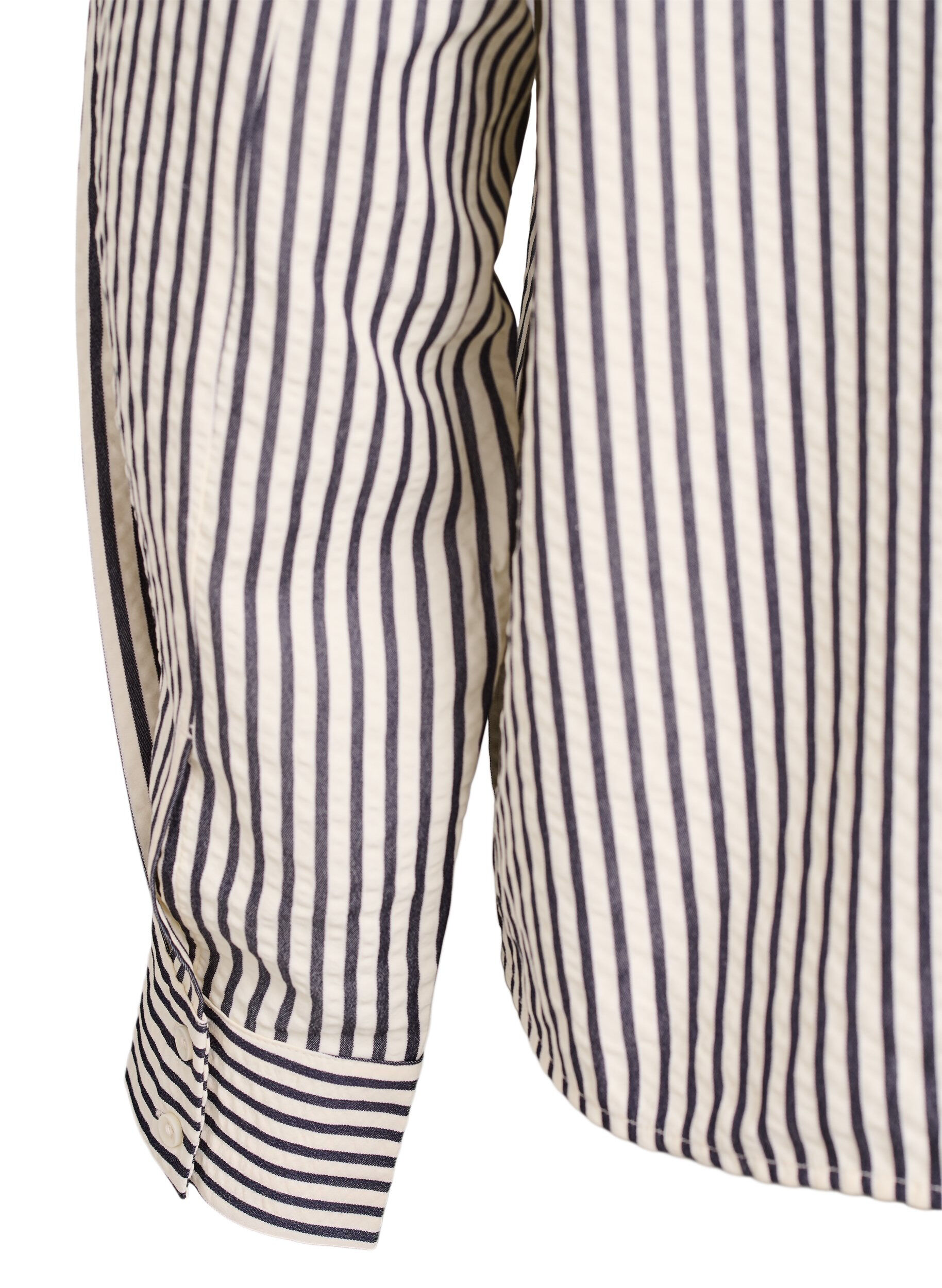 Zizzi Chemise ray&eacute;e avec d&eacute;tail bouton au dos, Noir, Packshot image number 4