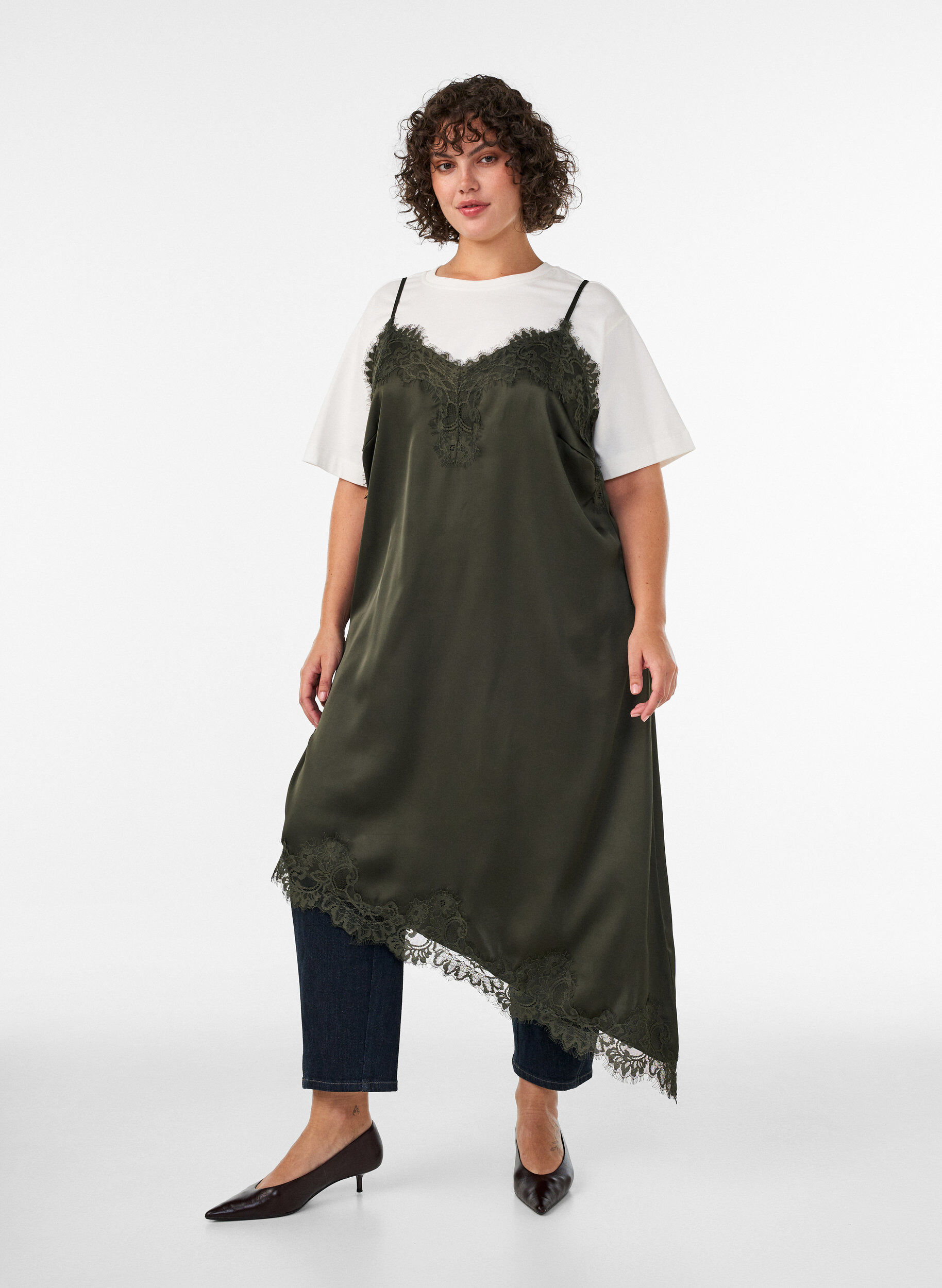 Satijnen jurk met kant en asymmetrische zoom, Groen, Model